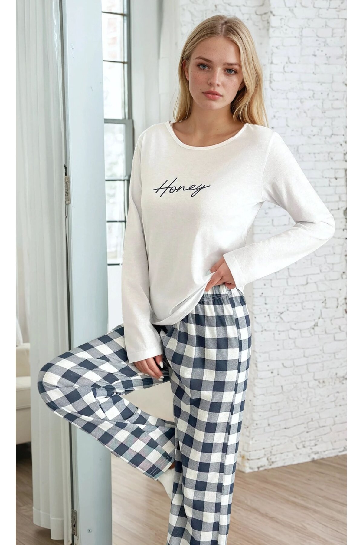 Baskılı Üst Kareli Alt Uzun Kol Pijama Takımı