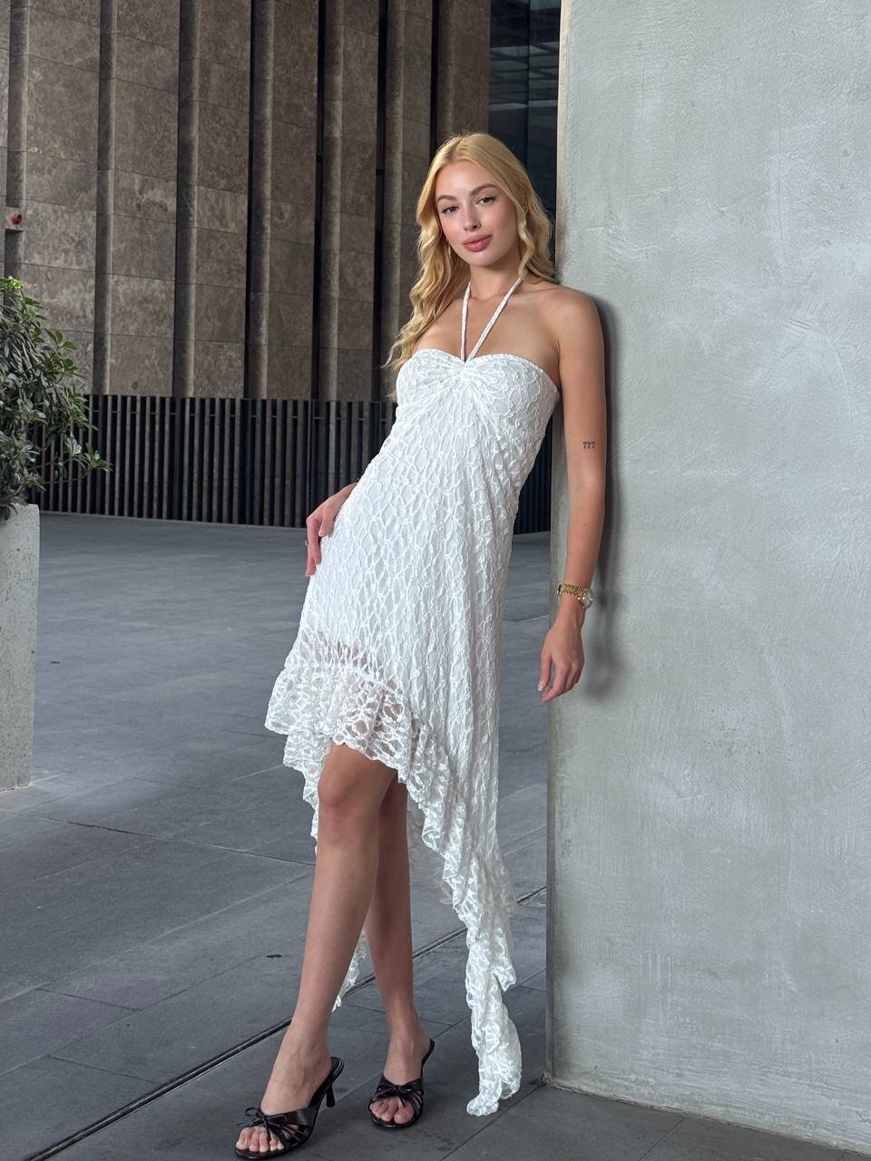 Boyundan Bağlamalı Straplez Asimetrik Astarlı Dantel Elbise Beyaz