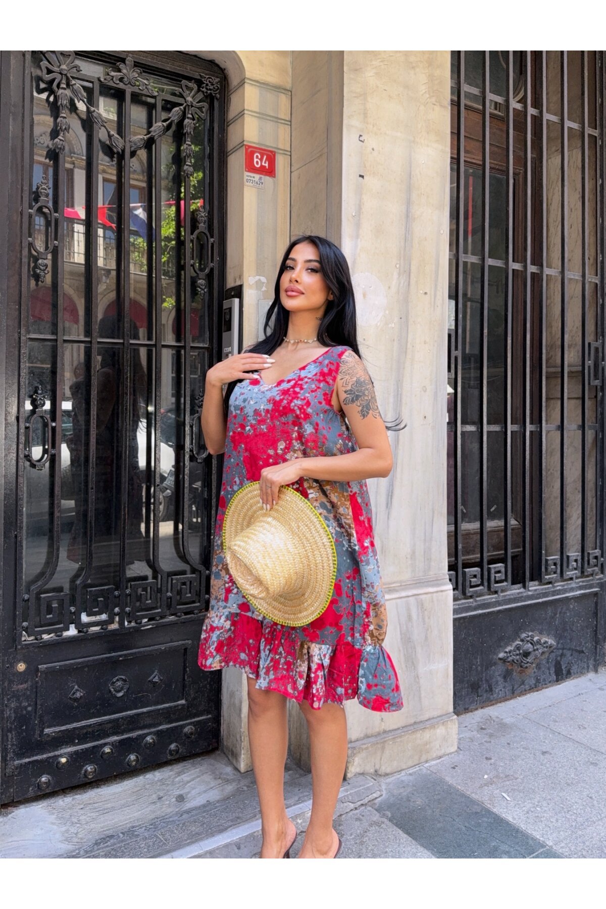 Desenli V Yaka Eteği Fırfırlı Viskon Elbise