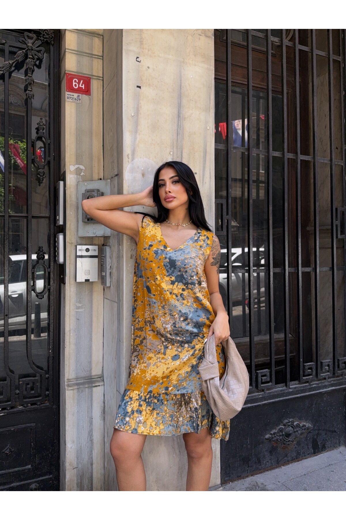 Desenli V Yaka Eteği Fırfırlı Viskon Elbise