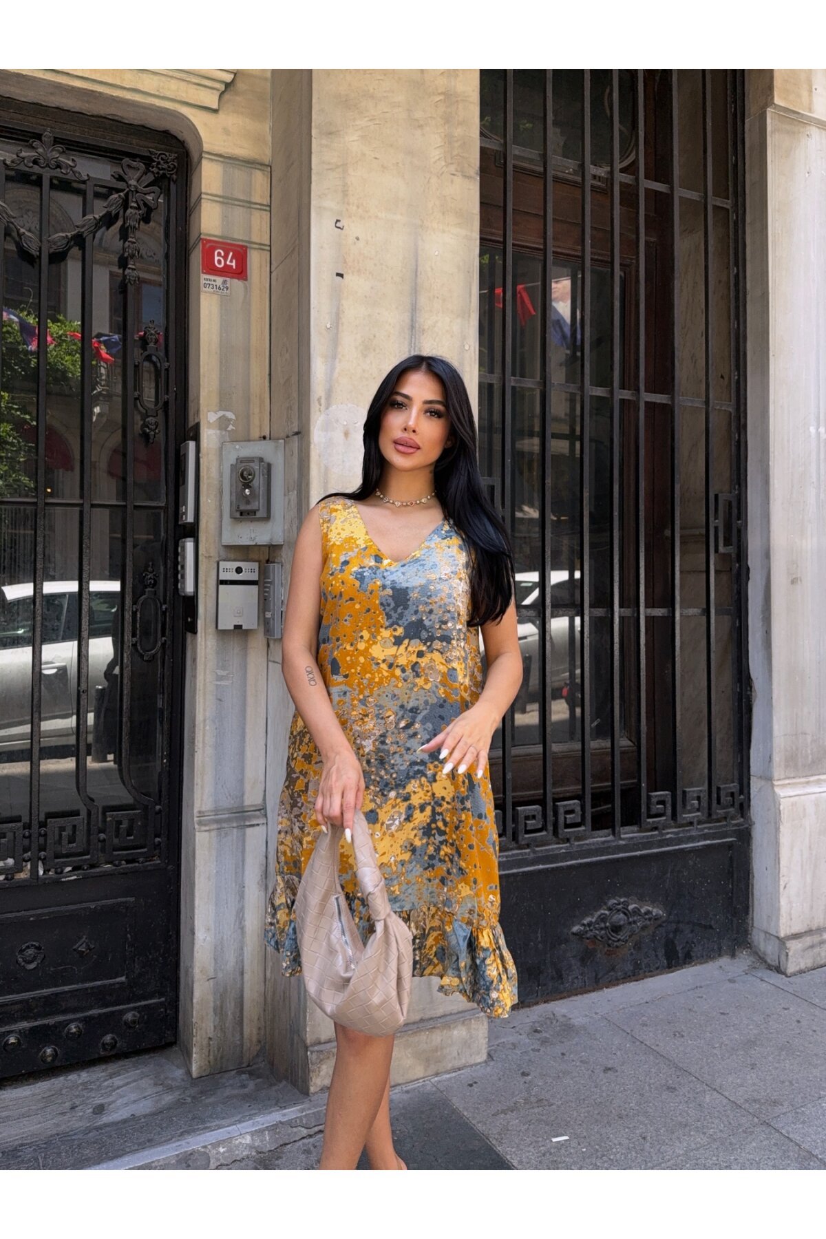 Desenli V Yaka Eteği Fırfırlı Viskon Elbise