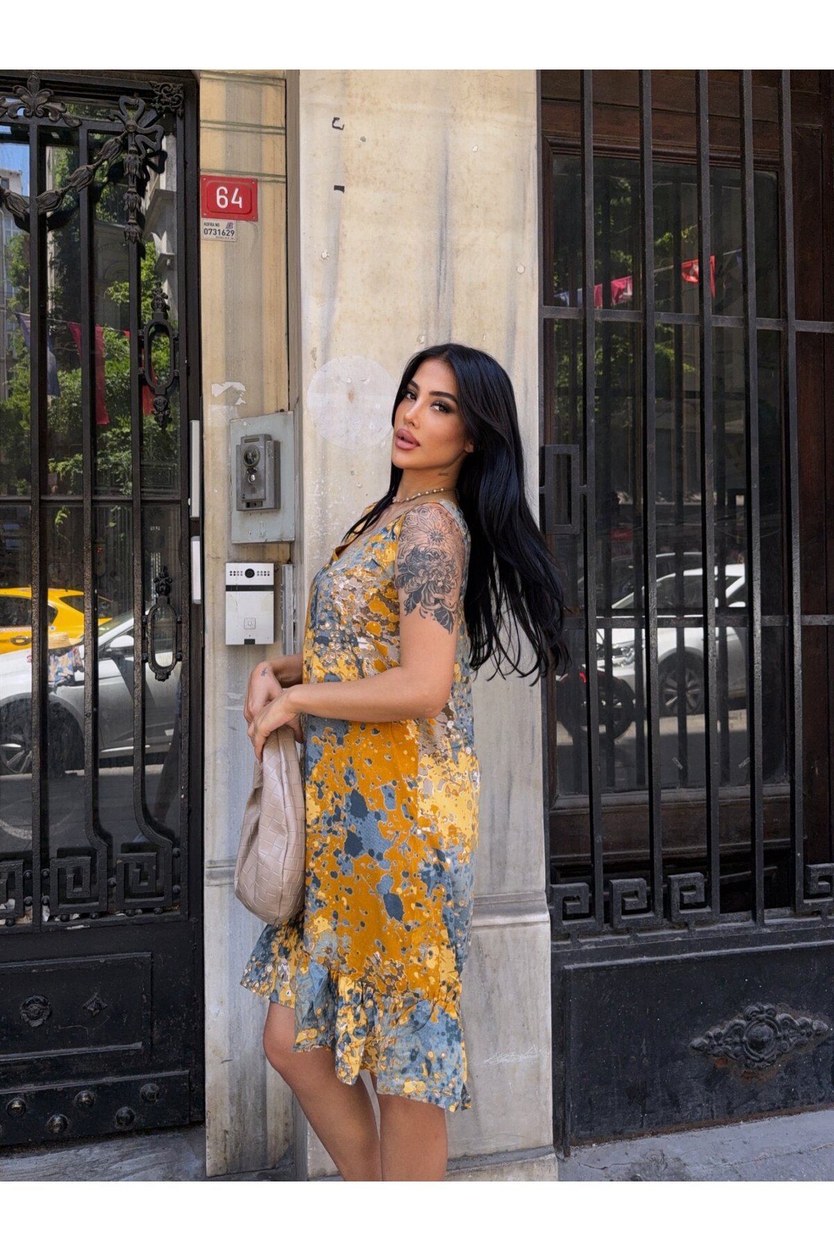 Desenli V Yaka Eteği Fırfırlı Viskon Elbise