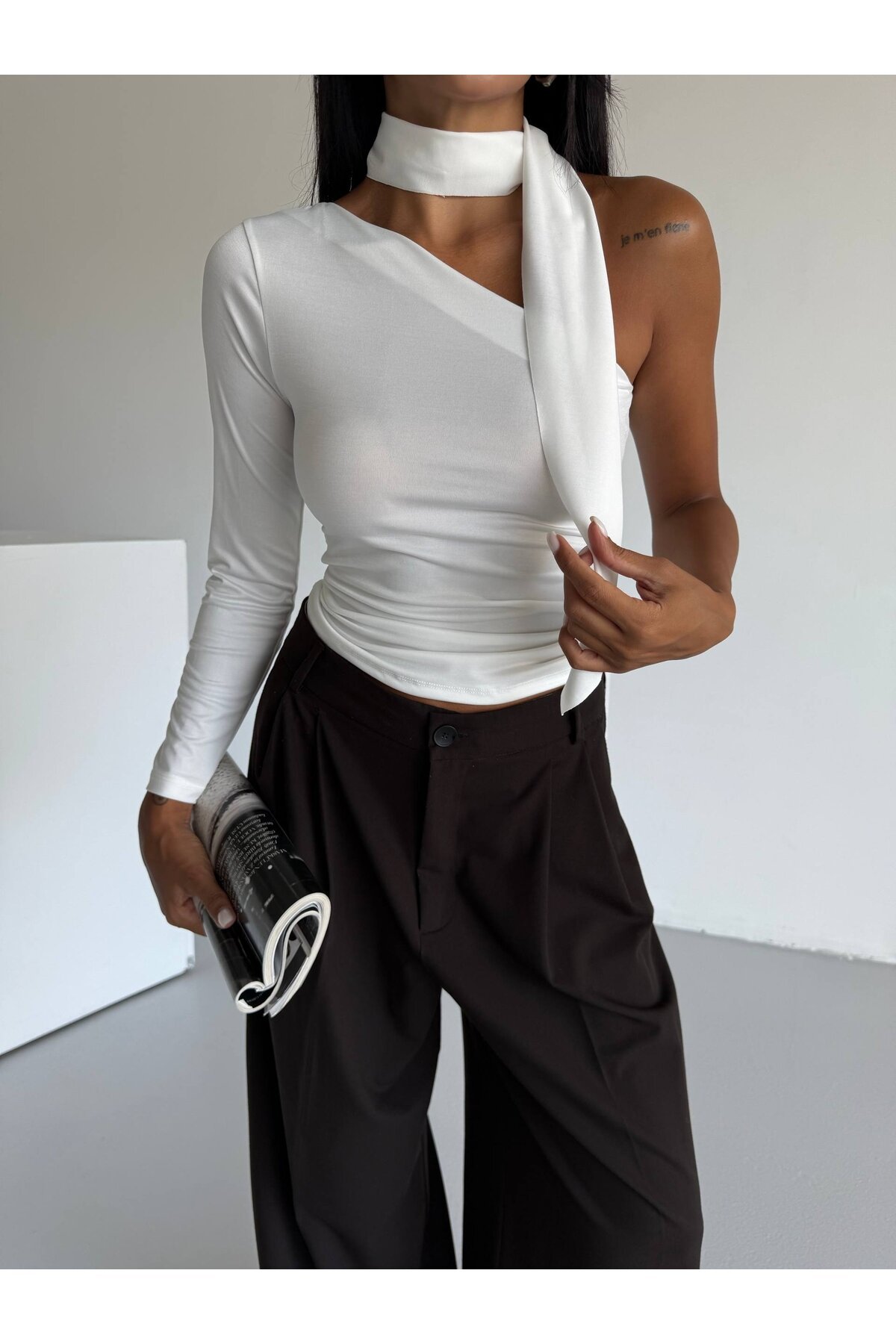 Fular Detaylı Tek Kol Bluz Beyaz