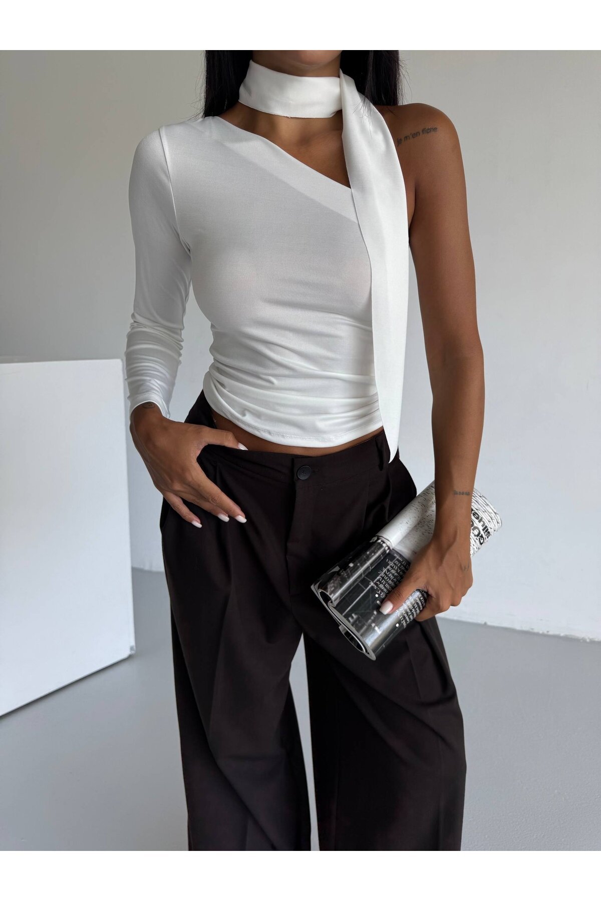 Fular Detaylı Tek Kol Bluz Beyaz