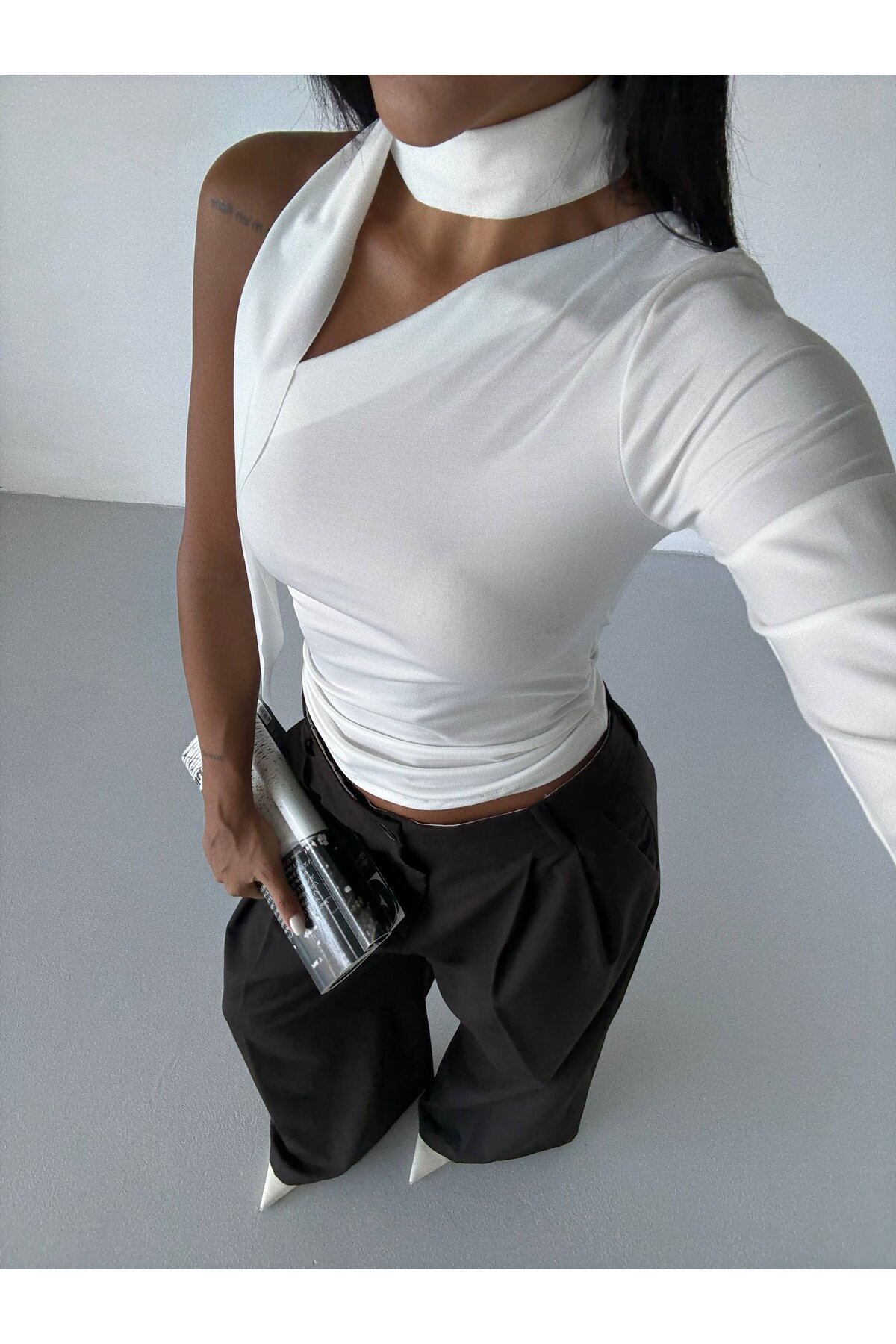 Fular Detaylı Tek Kol Bluz Beyaz