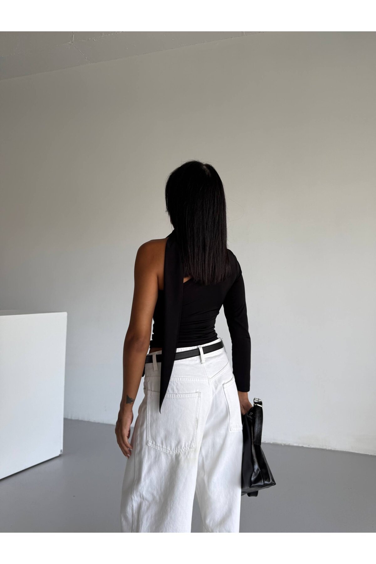 Fular Detaylı Tek Kol Bluz Siyah