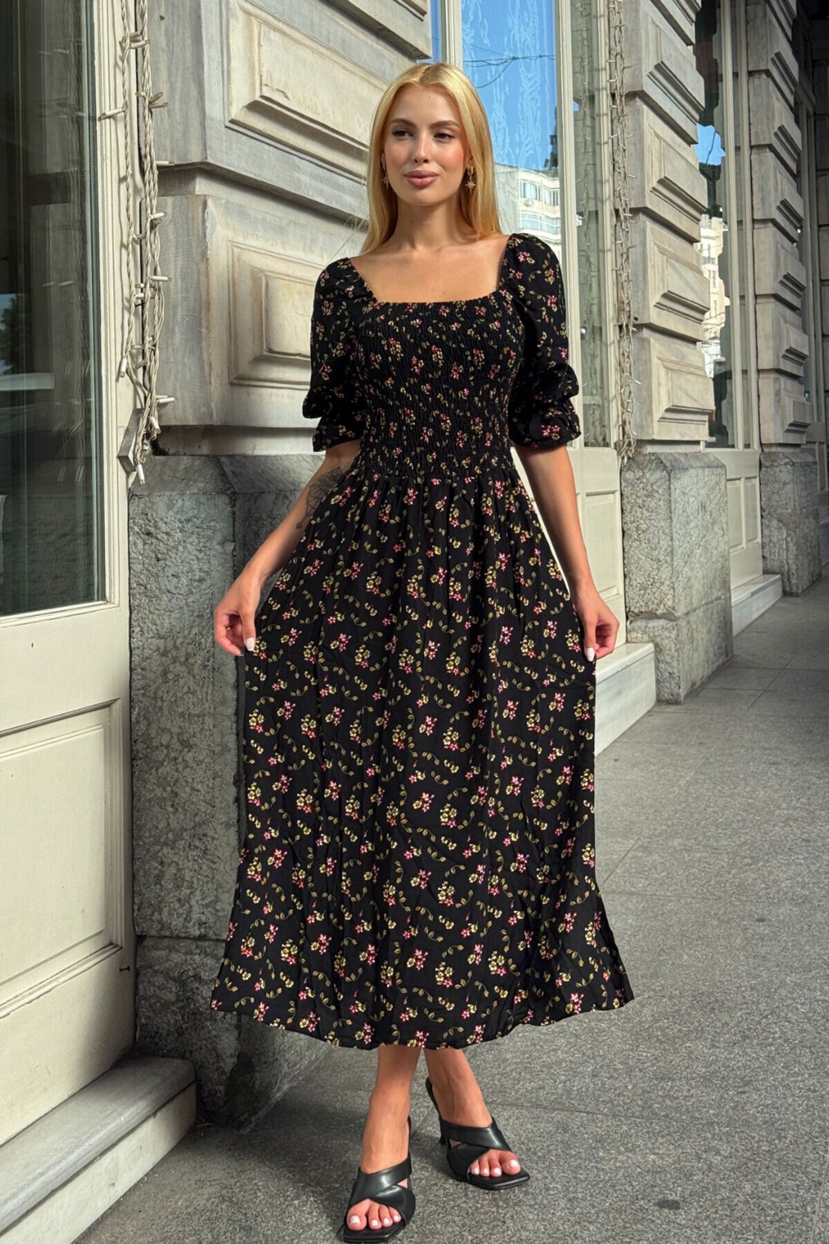 Kare Yaka Beli Gipeli Çiçek Desenli Elbise