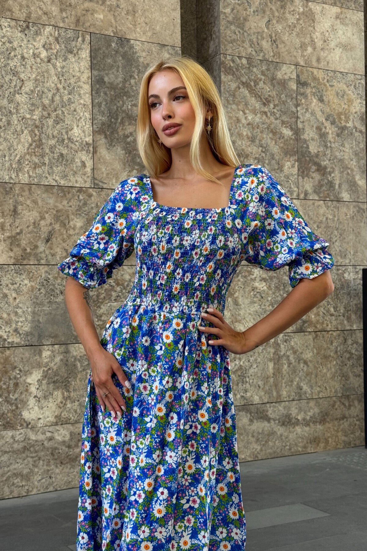 Kare Yaka Beli Gipeli Çiçek Desenli Elbise Mavi