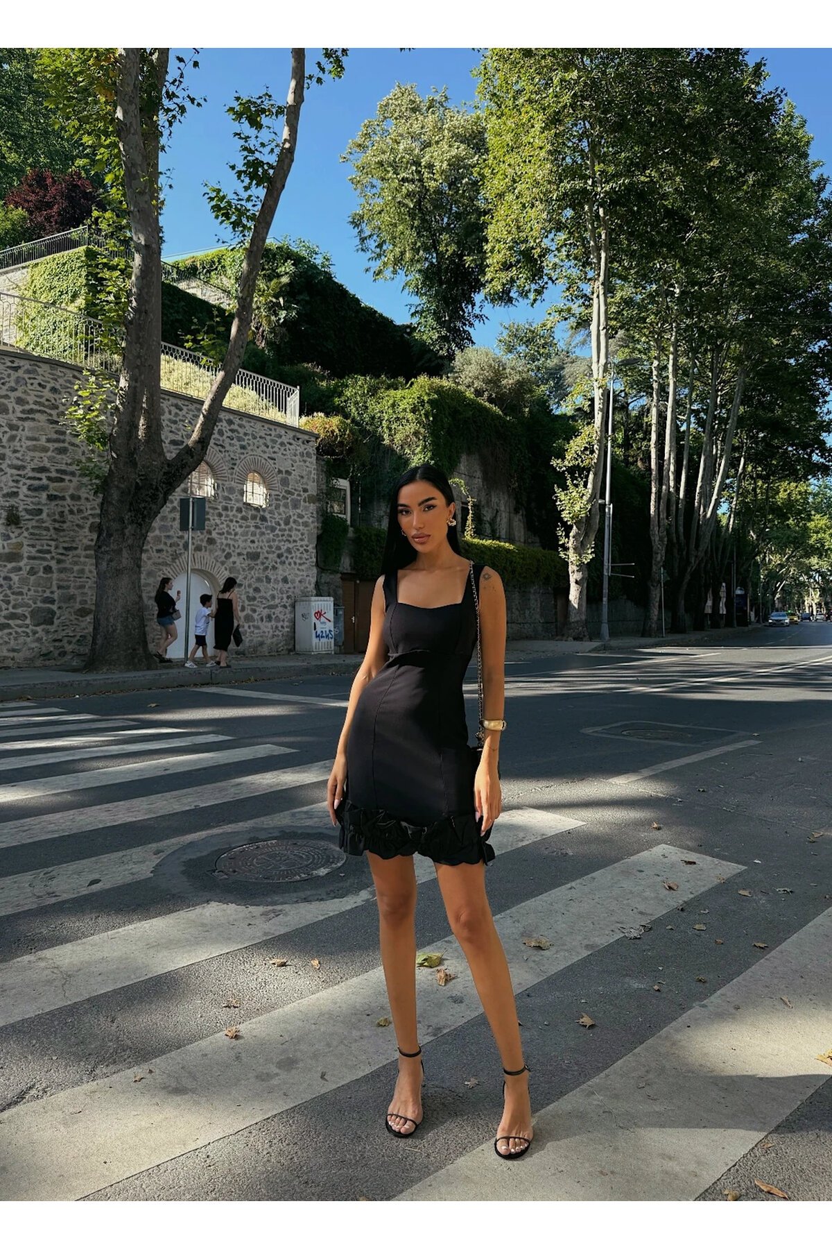 Kare Yaka Etek Ucu Detaylı Elbise