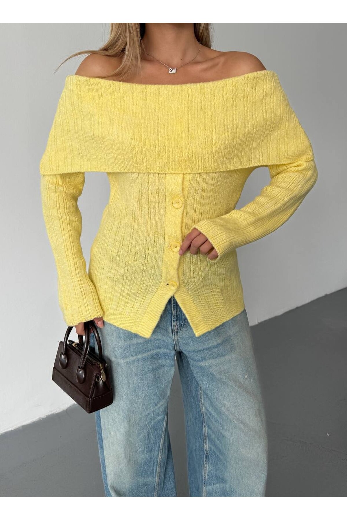 Madonna Yaka Düğmeli Triko Kazak