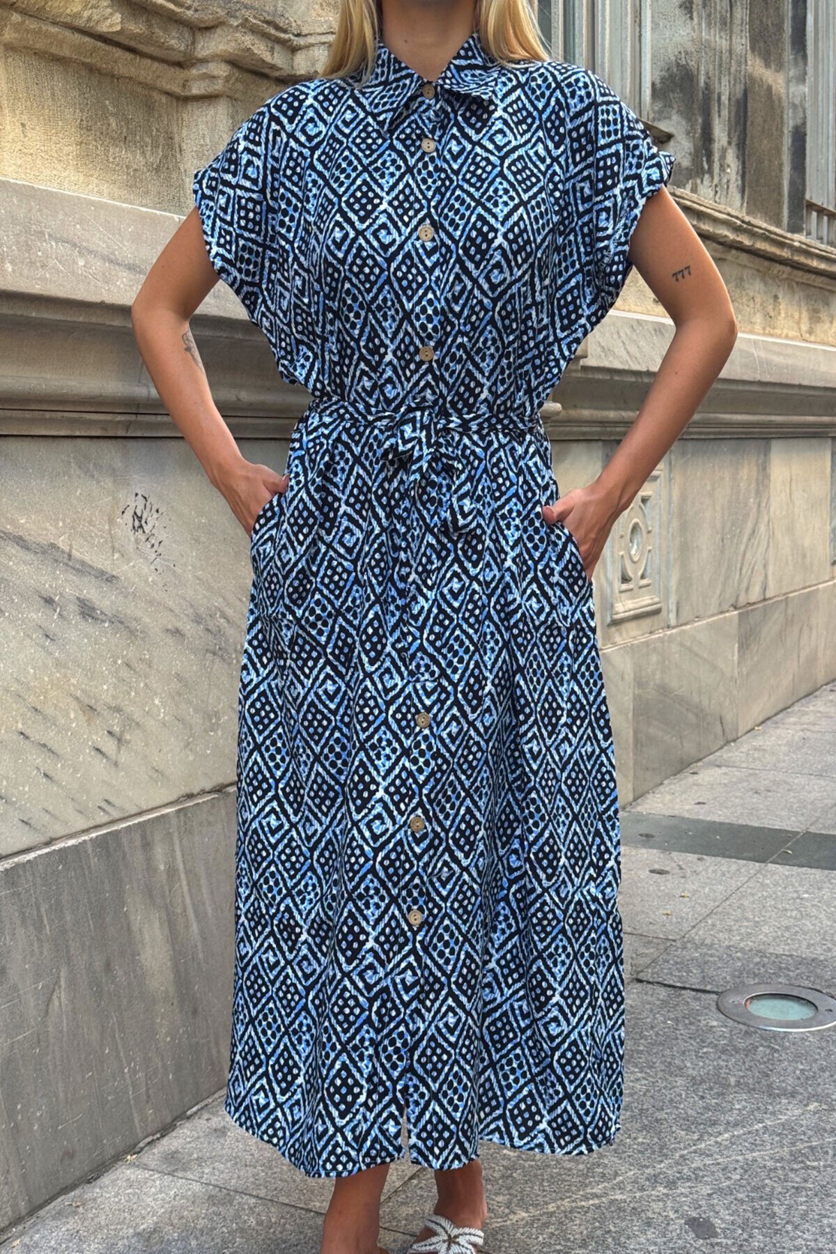 Mavi Kemerli Desenli Dokuma Gömlek Elbise