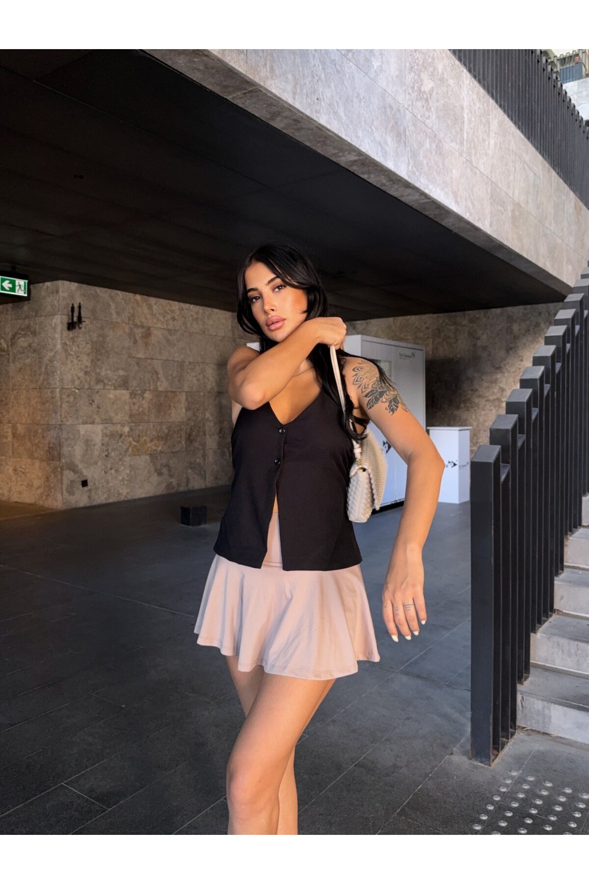 Önü Düğmeli Boyundan Bağlamalı Siyah Bluz