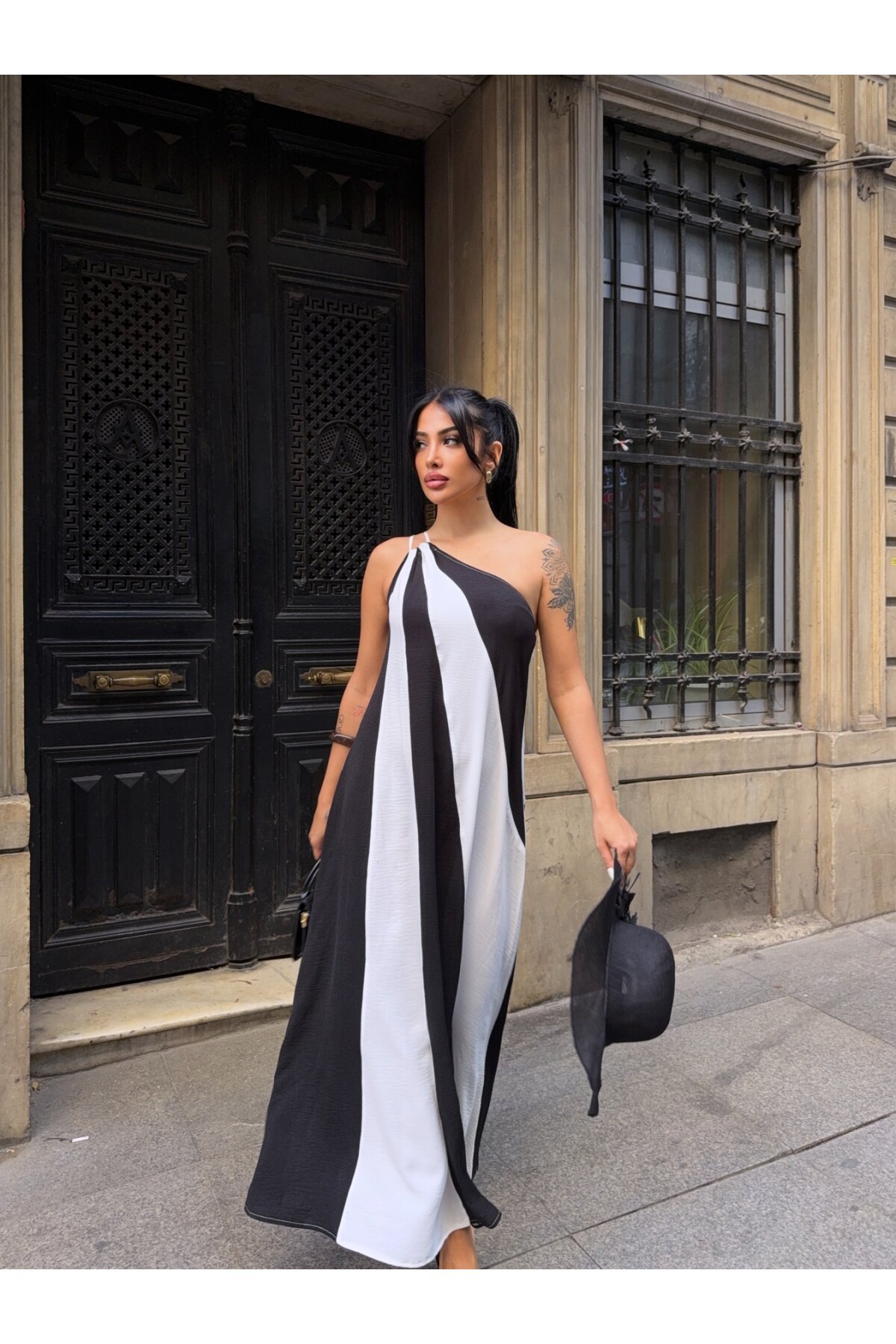 Parça Bloklu Omuz Detay Elbise Siyah Beyaz