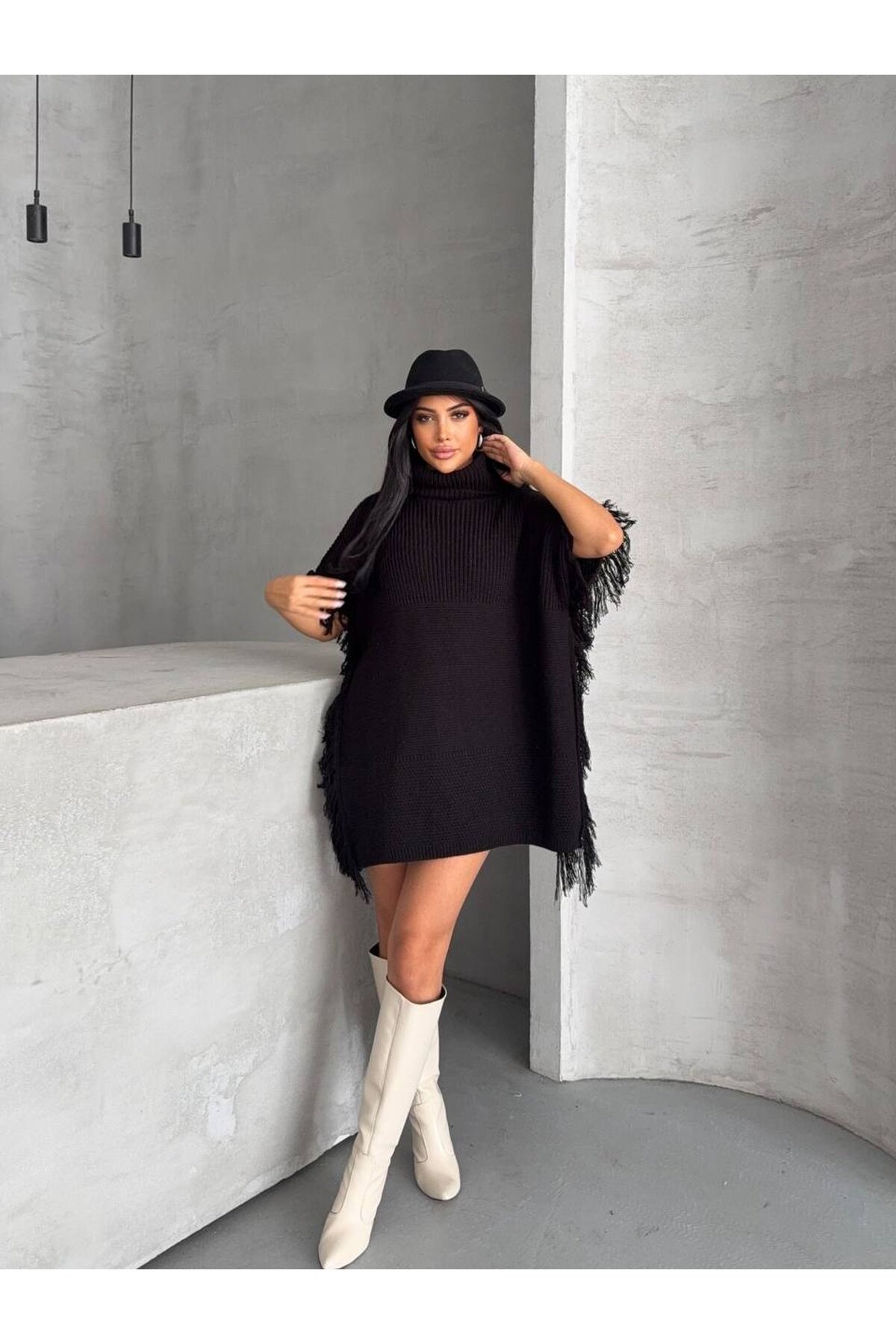 Püskül Detay Siyah Triko Panço