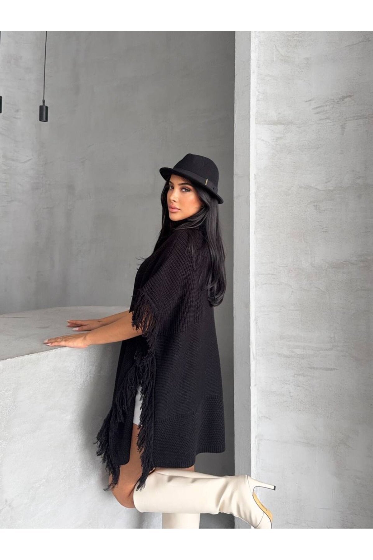 Püskül Detay Siyah Triko Panço