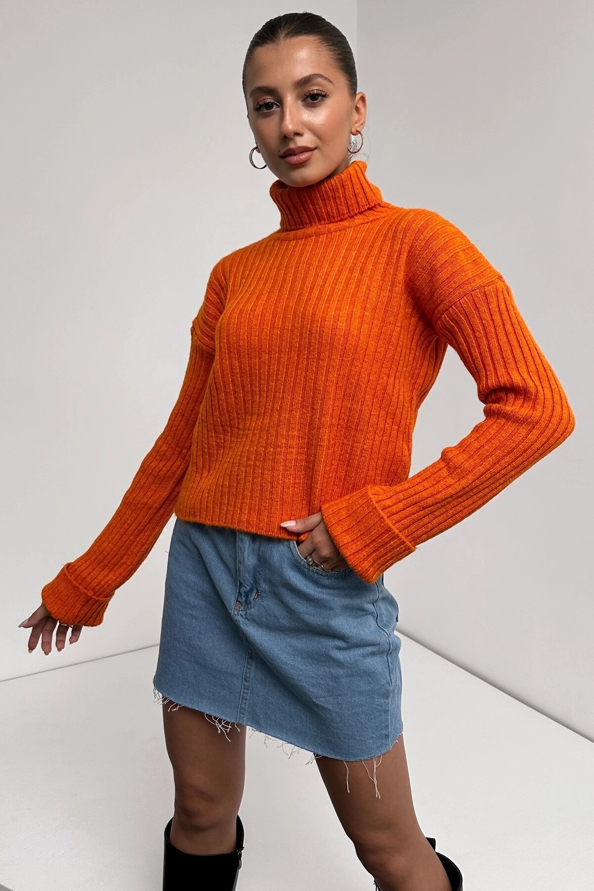 Şerit Desenli Dokulu Boğazlı Triko Kazak