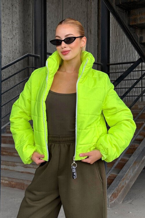 Sırtı Taş İşlemeli Crop Şişme Mont