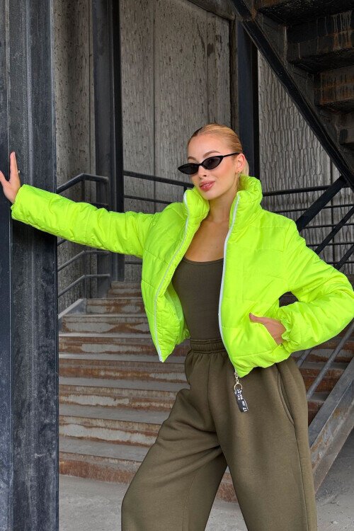 Sırtı Taş İşlemeli Crop Şişme Mont