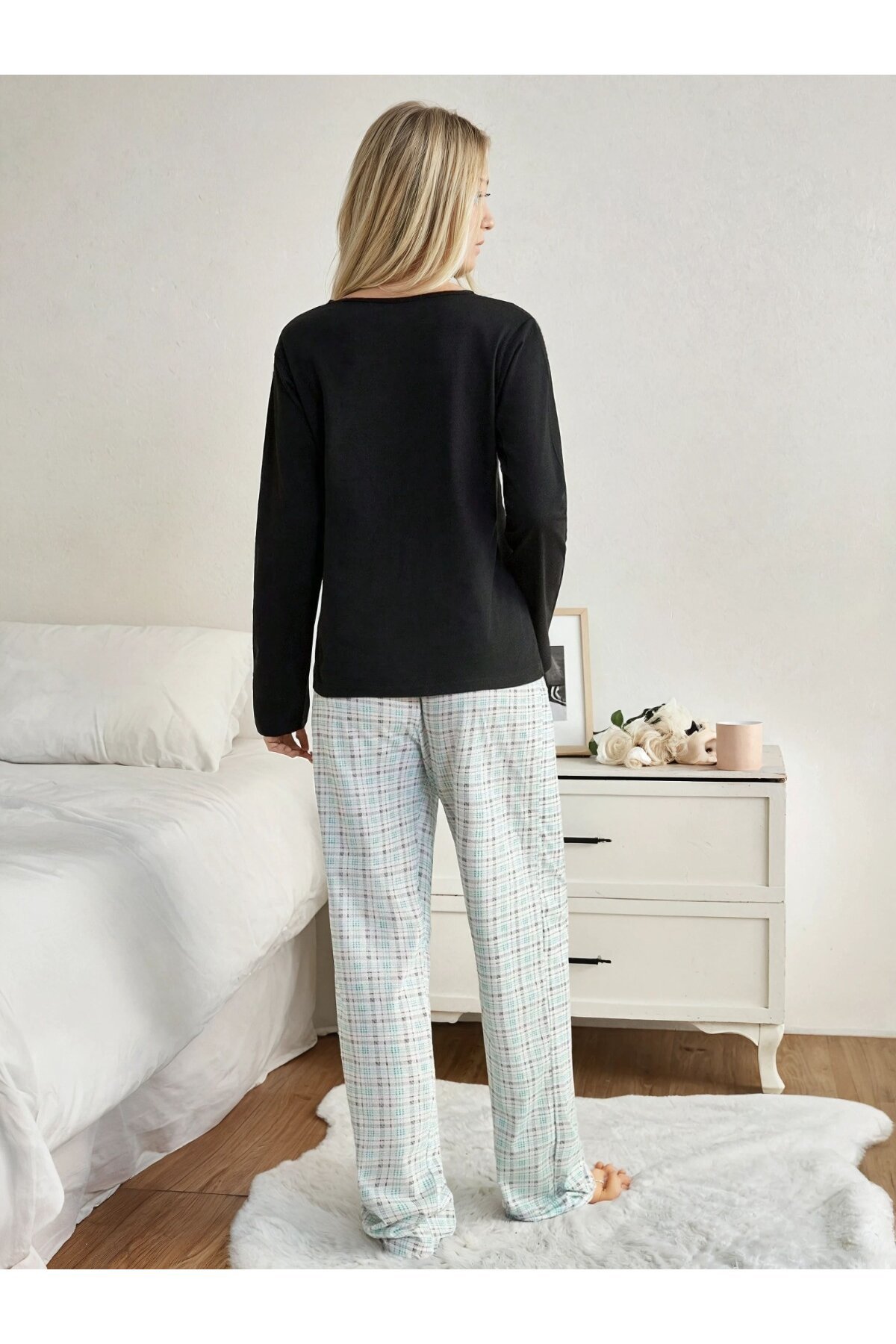 Siyah Baskılı Üst ve Ekose Desenli Pijama Takımı