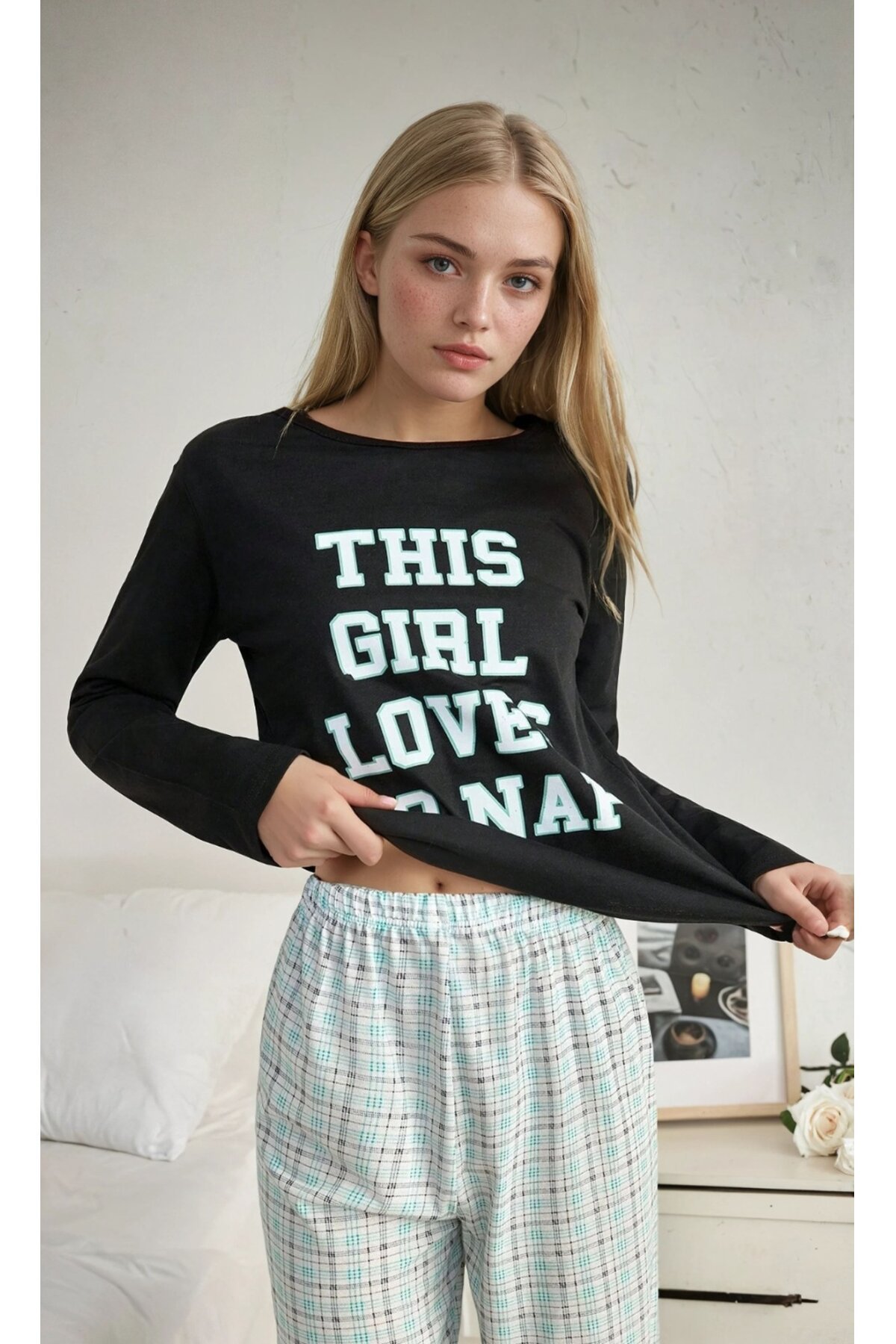 Siyah Baskılı Üst ve Ekose Desenli Pijama Takımı