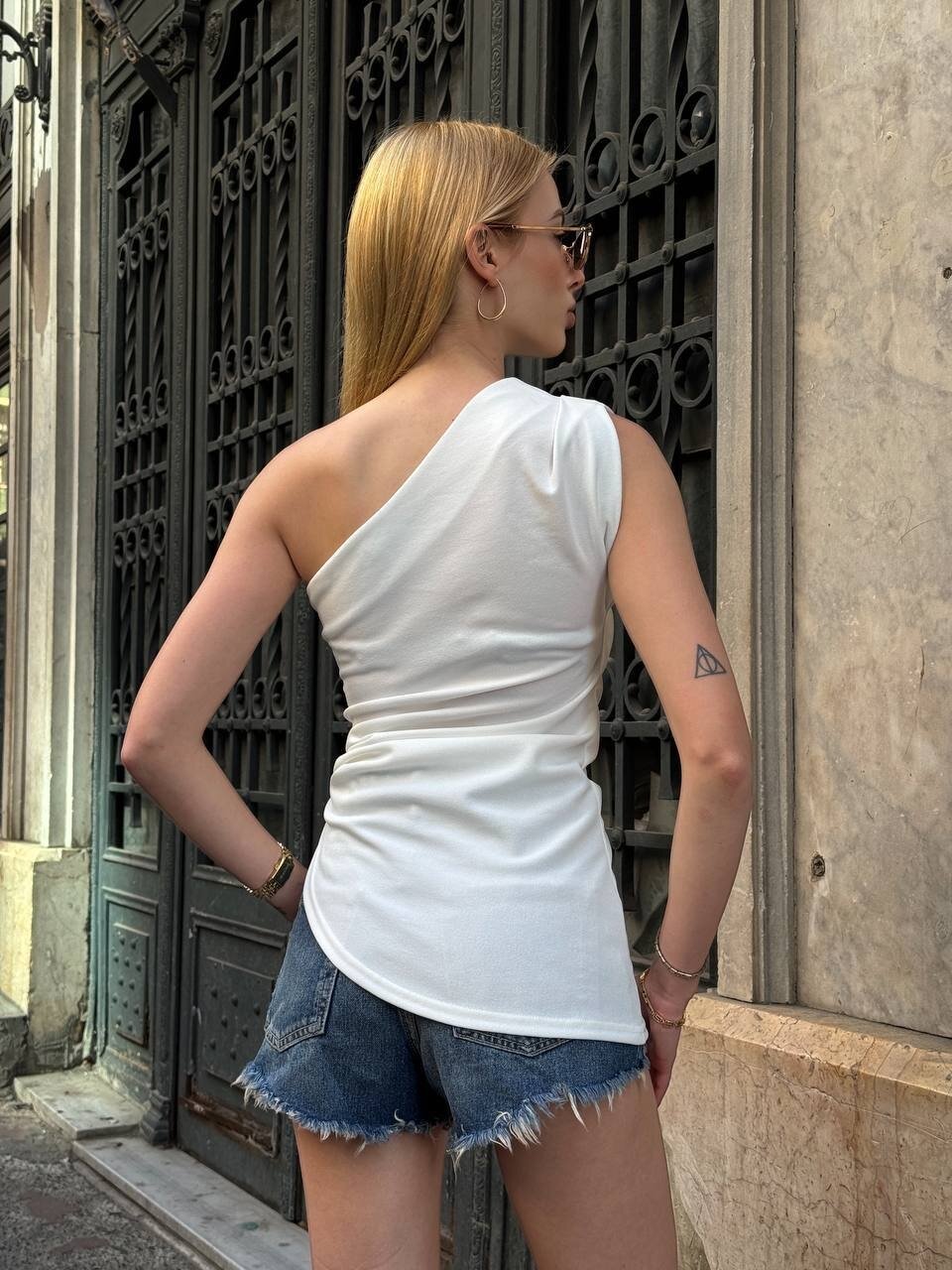 Toka Detay Tek Omuz Bluz Beyaz