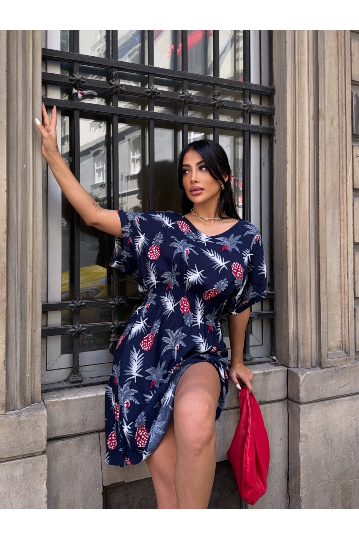 V Yaka Gipe Detaylı Desenli Lacivert Viskon Elbise