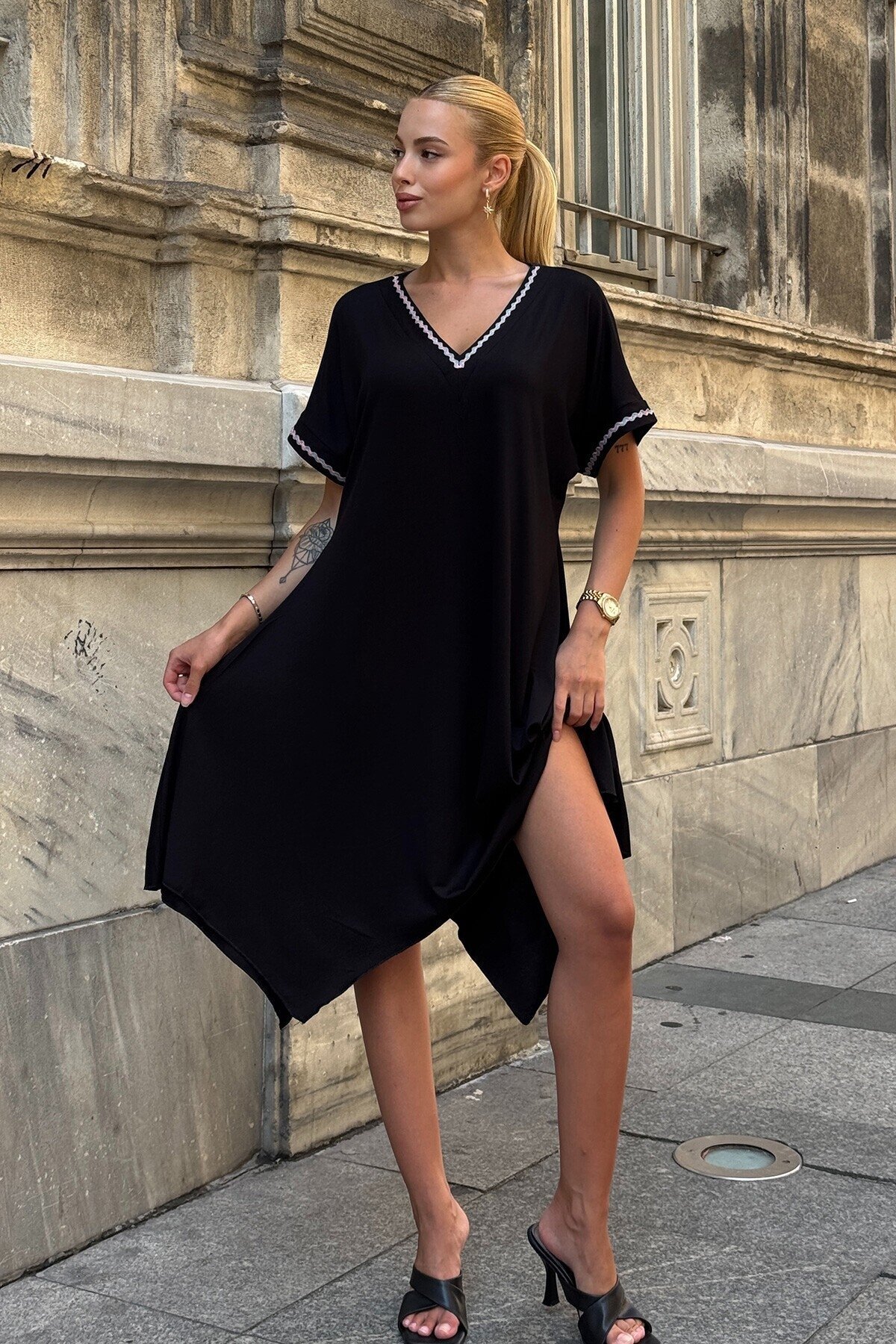 V Yaka Kısa Kollu Şerit Desenli Elbise