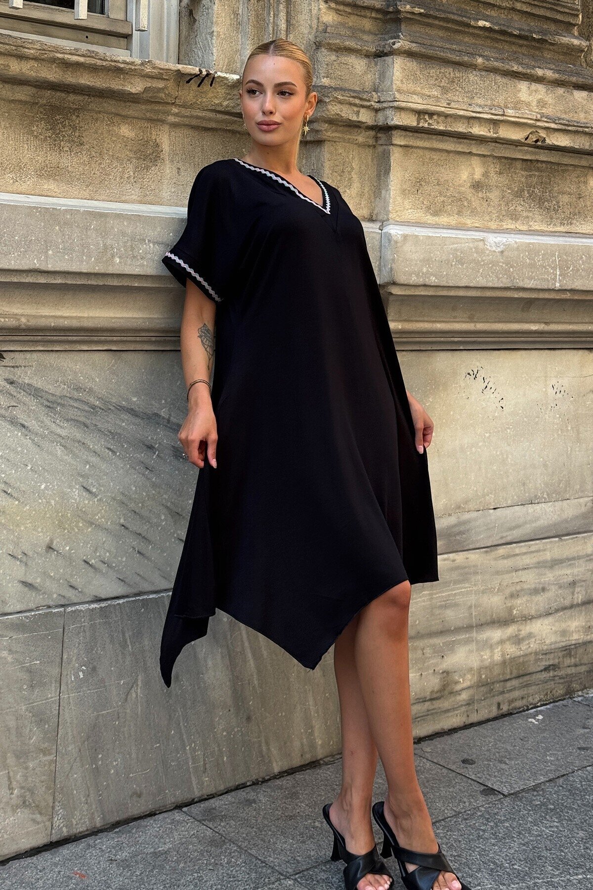 V Yaka Kısa Kollu Şerit Desenli Elbise