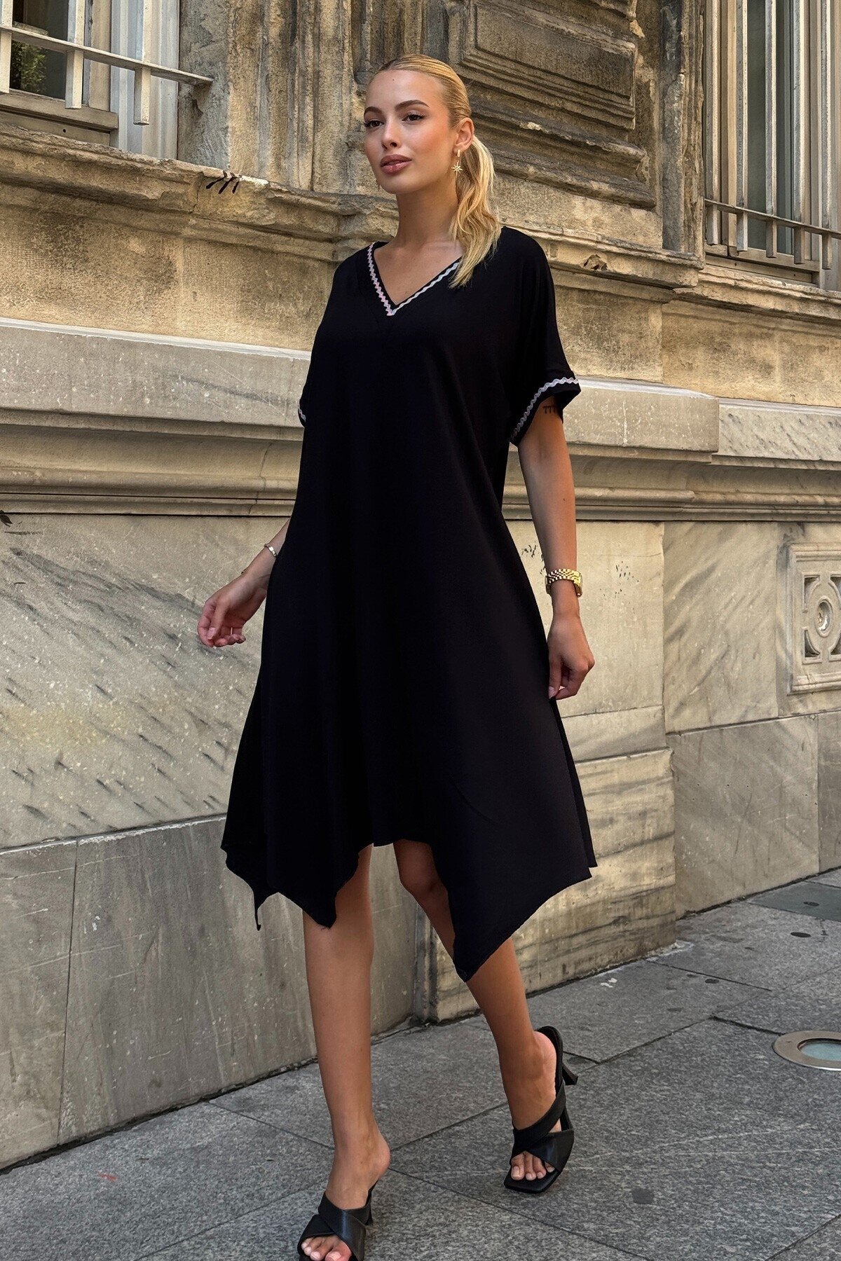 V Yaka Kısa Kollu Şerit Desenli Elbise