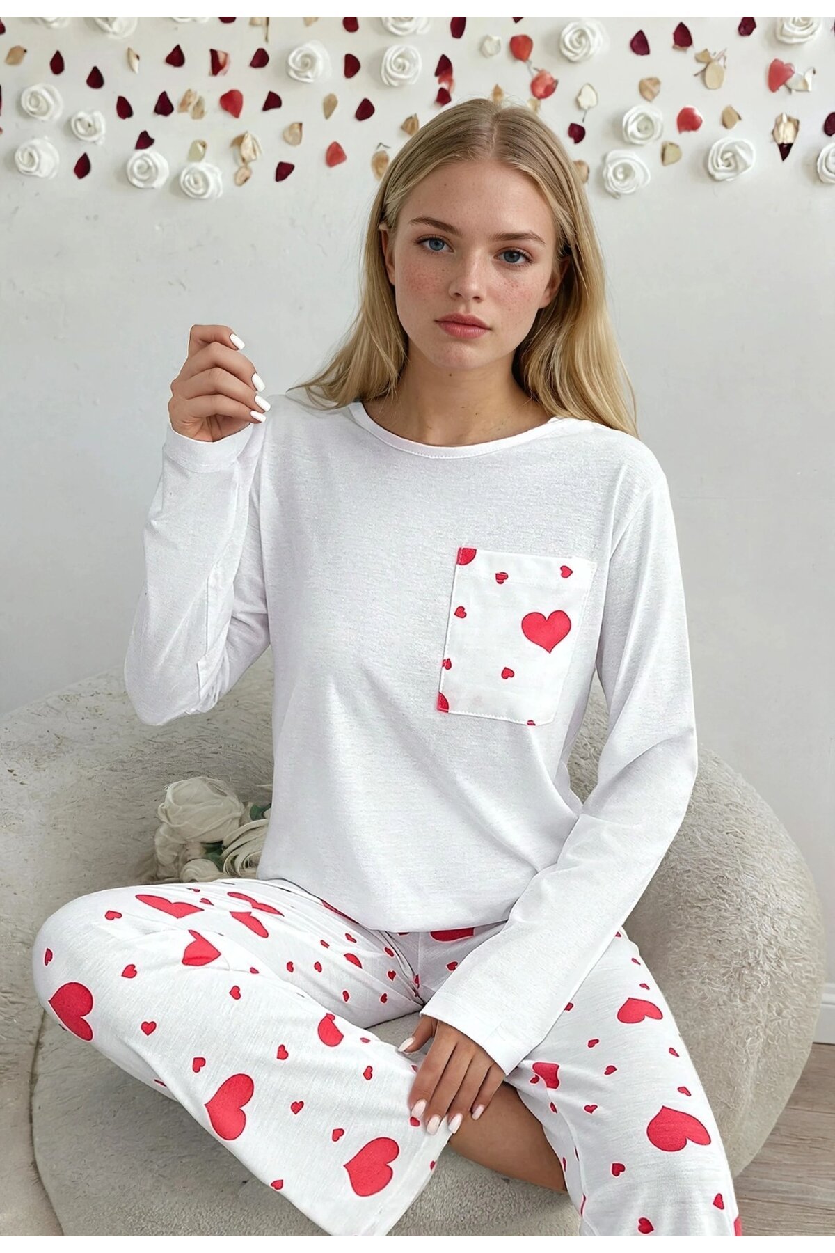 Beyaz Kırmızı Kalp Desenli Kadın Pijama Takımı