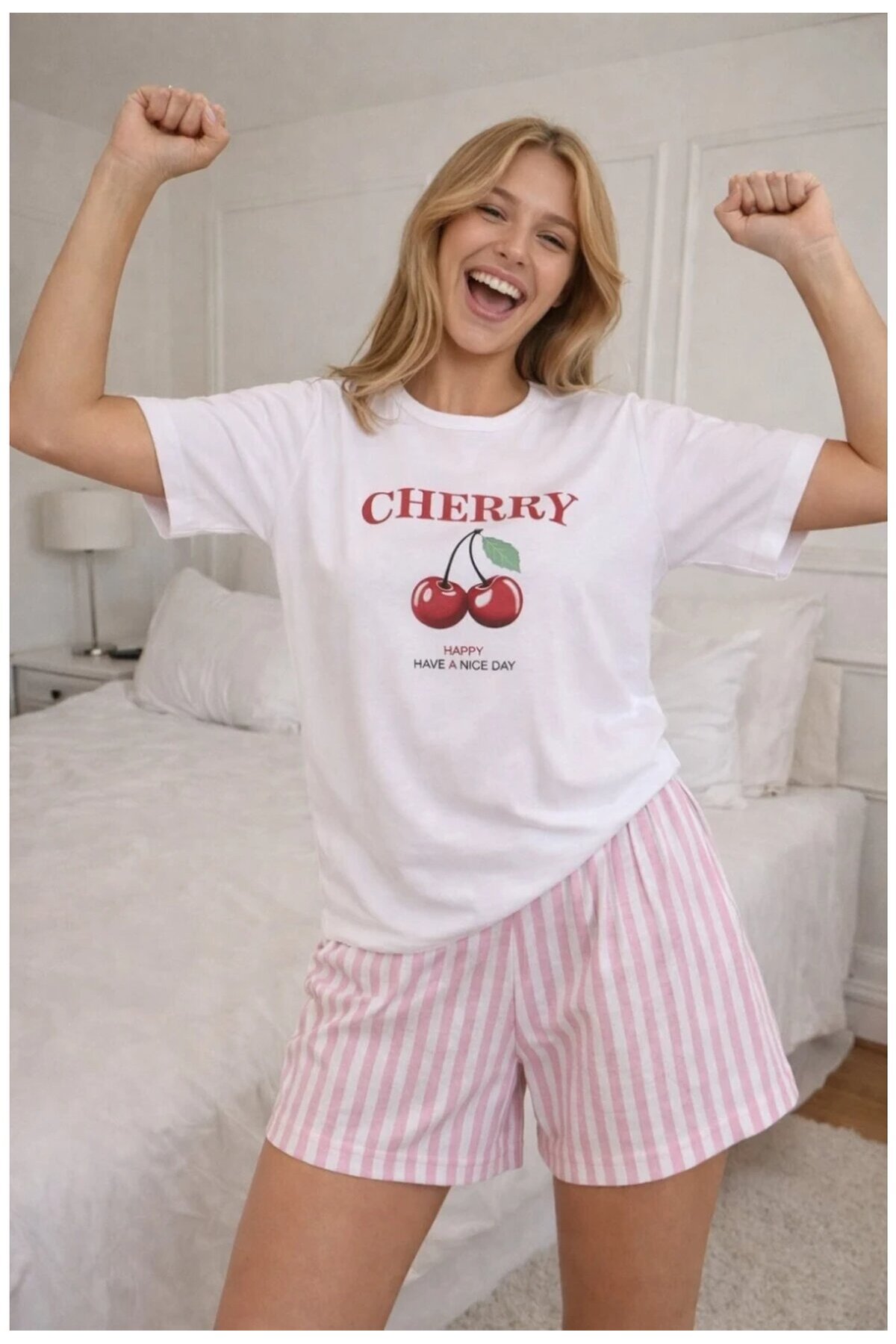 Cherry Baskılı Çizgili Şortlu Kadın Pijama Takımı – Beyaz/Pembe