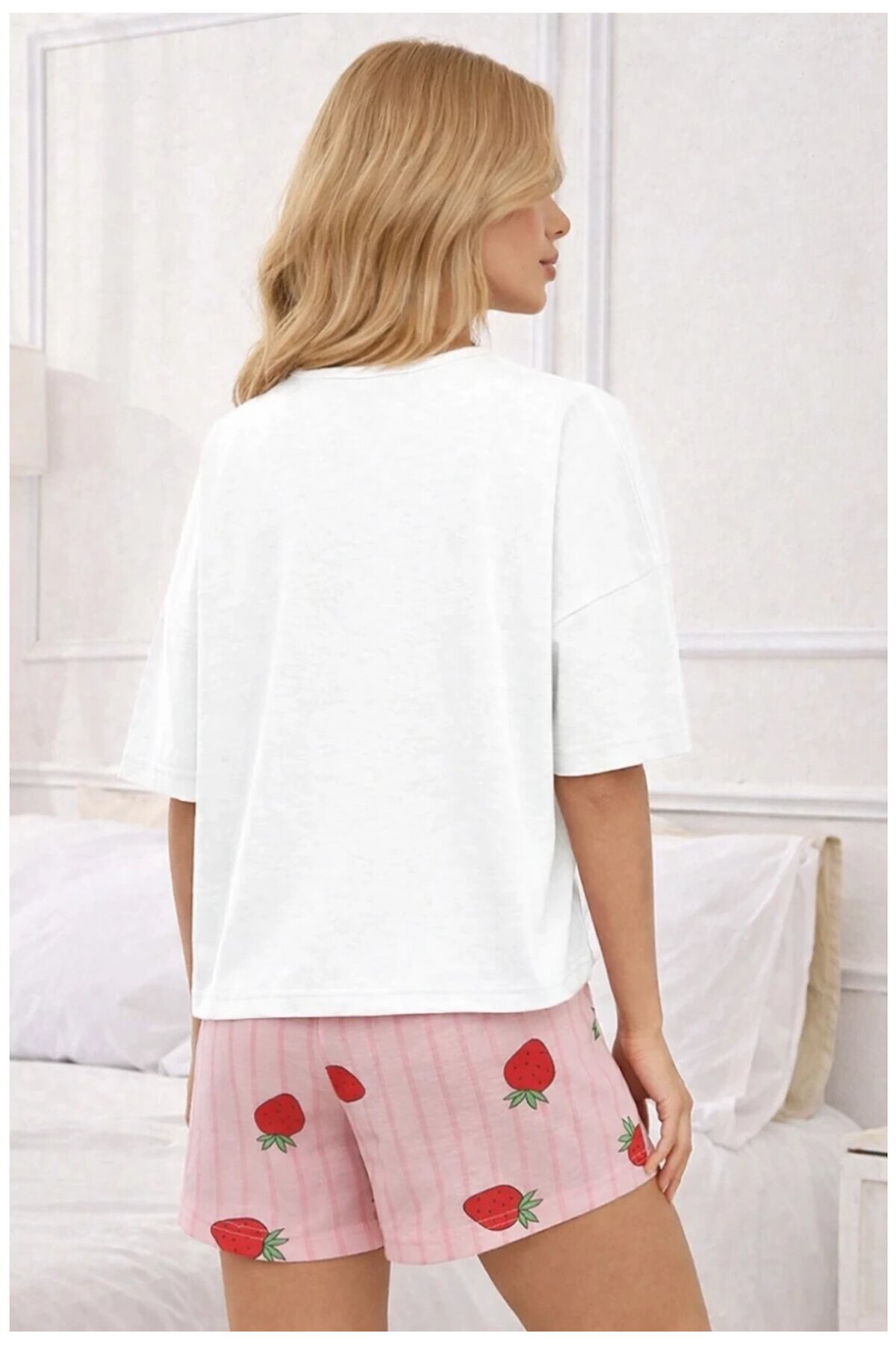 Çilek Desenli Şortlu Kadın Pijama Takımı – Beyaz/Pembe