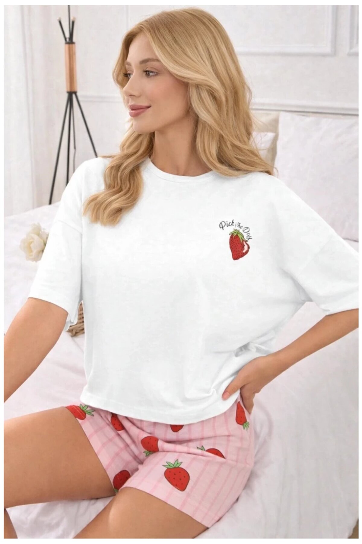 Çilek Desenli Şortlu Kadın Pijama Takımı – Beyaz/Pembe