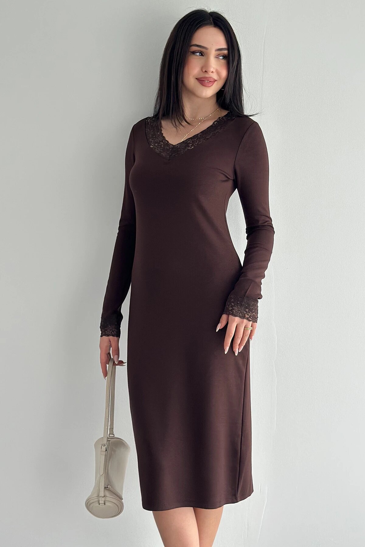 Kadın Dantel Detaylı V Yaka Elbise – Uzun Kollu Şık Günlük Elbise