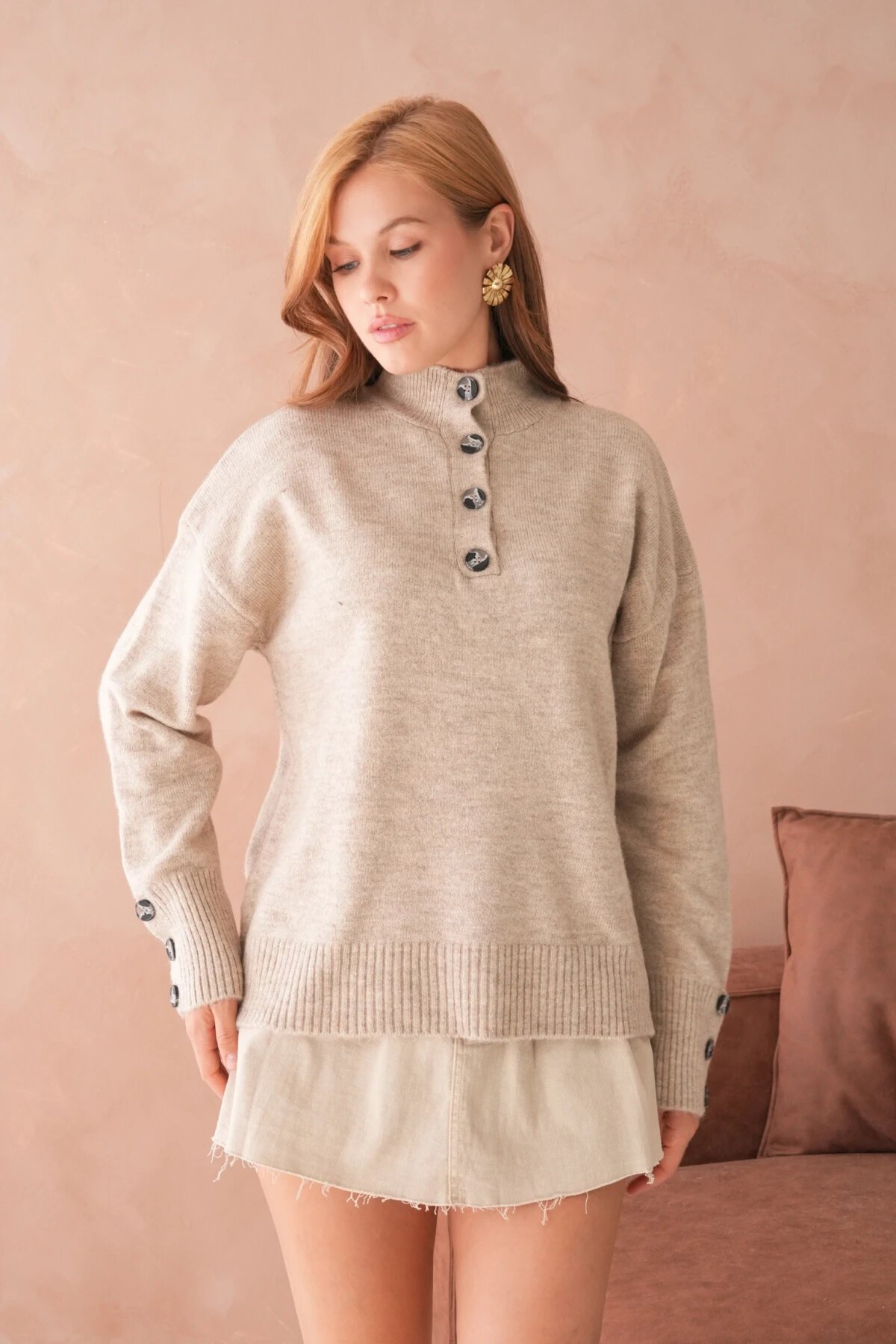 Kadın Dik Yaka Kolları Düğme Detaylı Yumuşak Dokulu Şardonlu Triko Kazak
