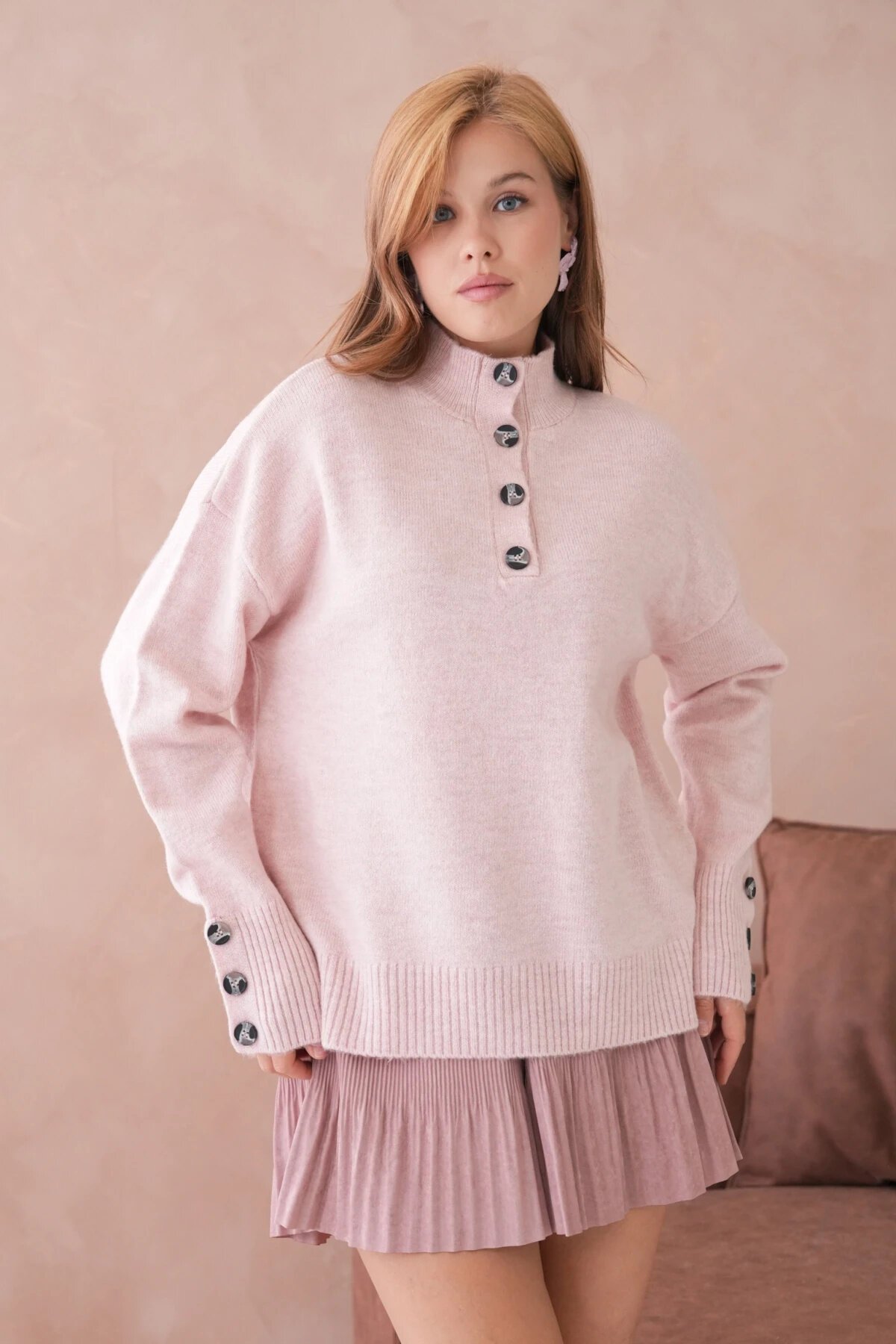 Kadın Dik Yaka Kolları Düğme Detaylı Yumuşak Dokulu Şardonlu Triko Kazak