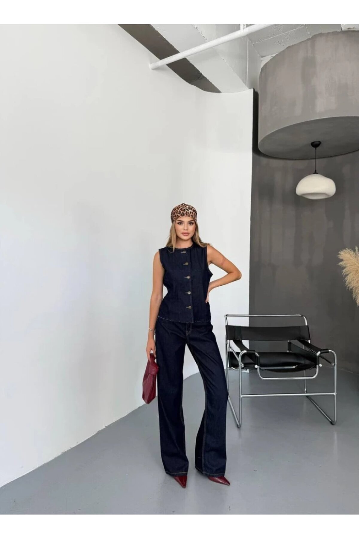 Kadın Jean Pantolon ve Kolsuz Gömlek Alt Üst Takım