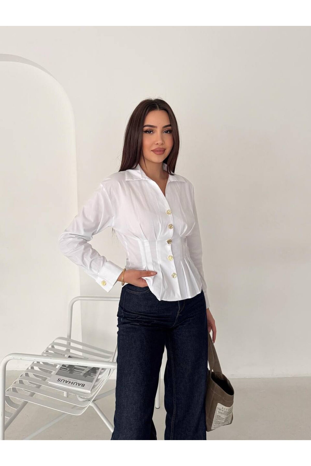 Kadın Korse Detaylı Gold Düğmeli Beyaz Gömlek