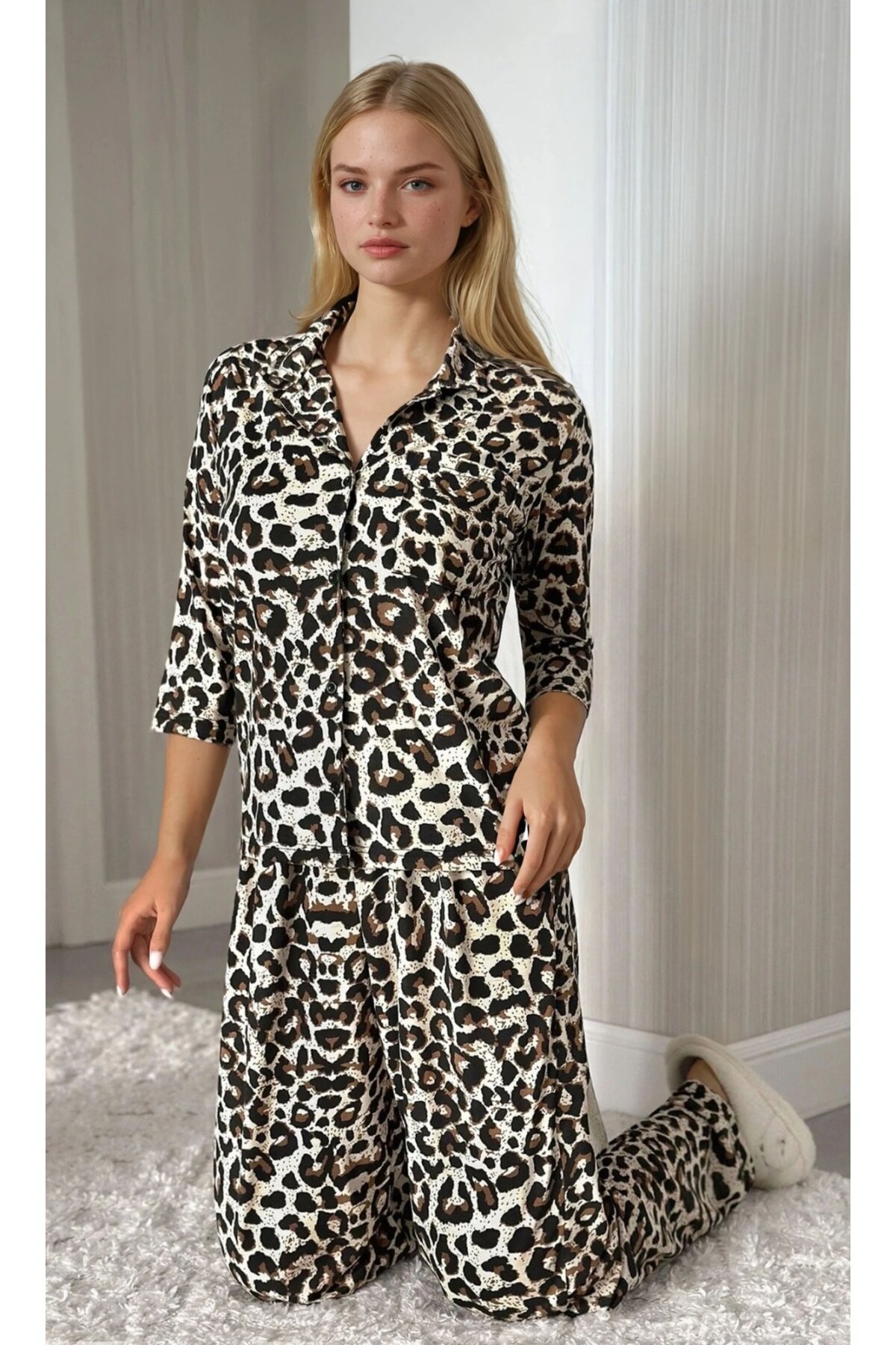 Kadın Leopar Desenli Pijama Takımı – Düğmeli Üst, Rahat Kesim Alt