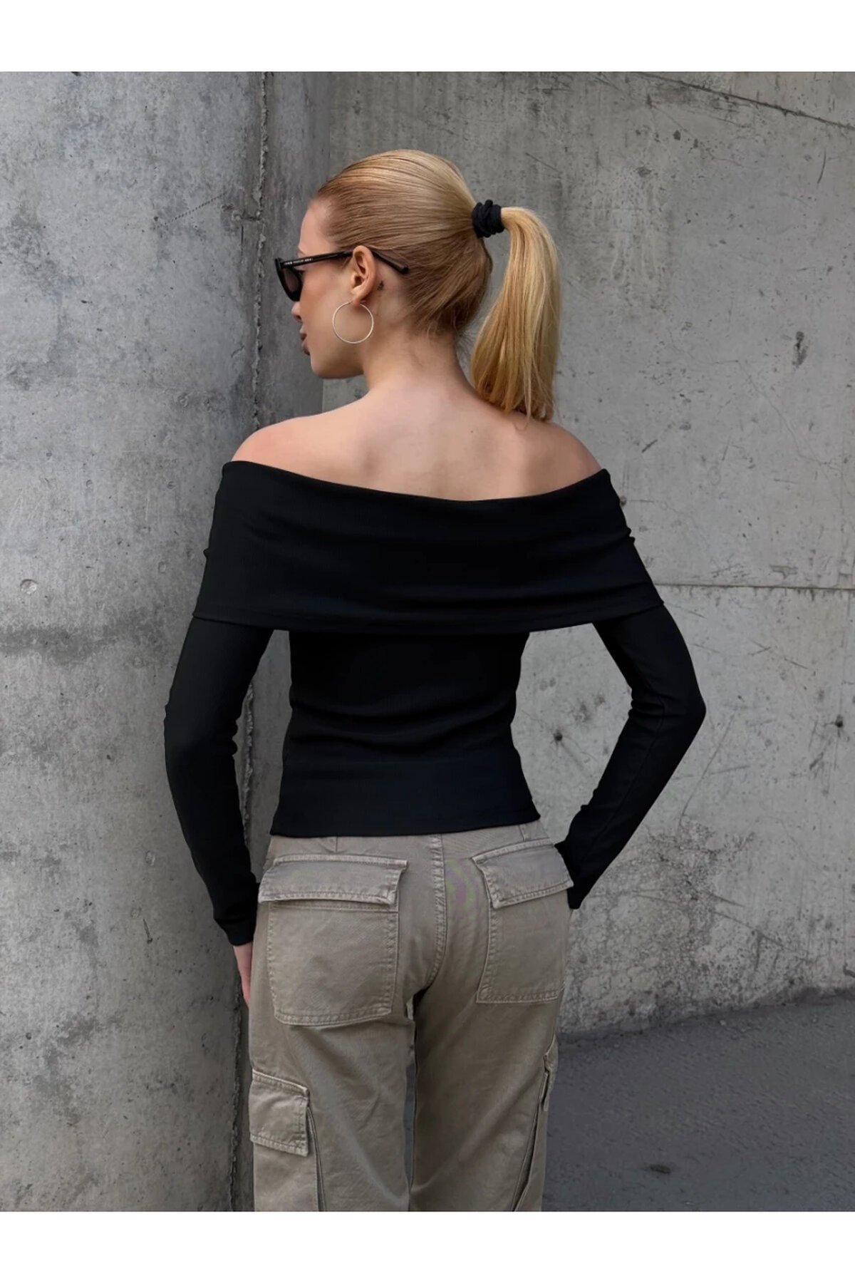 Kadın Madonna Yaka Halka Detay Siyah Bluz
