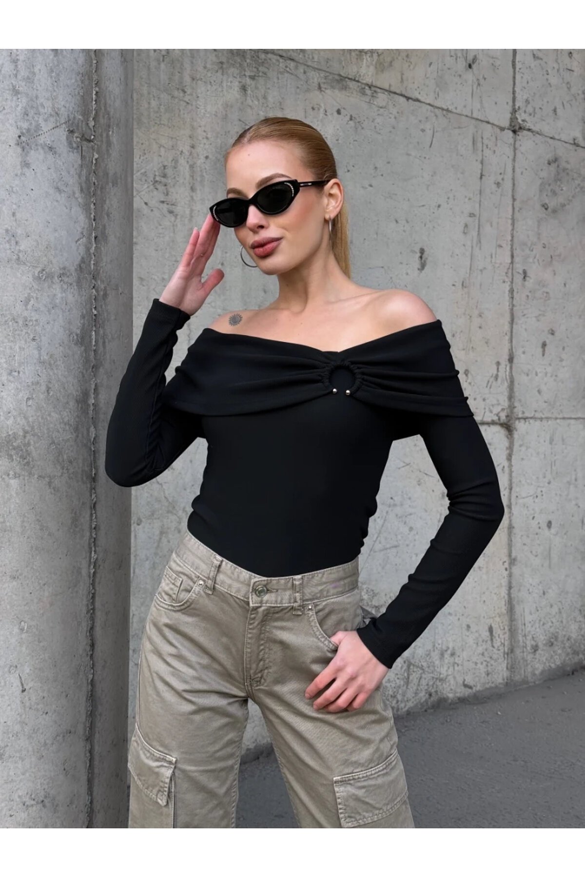 Kadın Madonna Yaka Halka Detay Siyah Bluz
