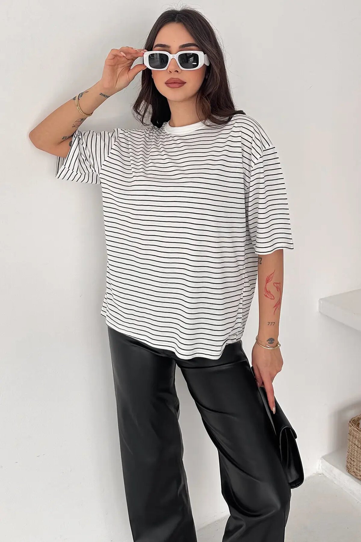 Kadın Oversize Çizgili Tişört Beyaz