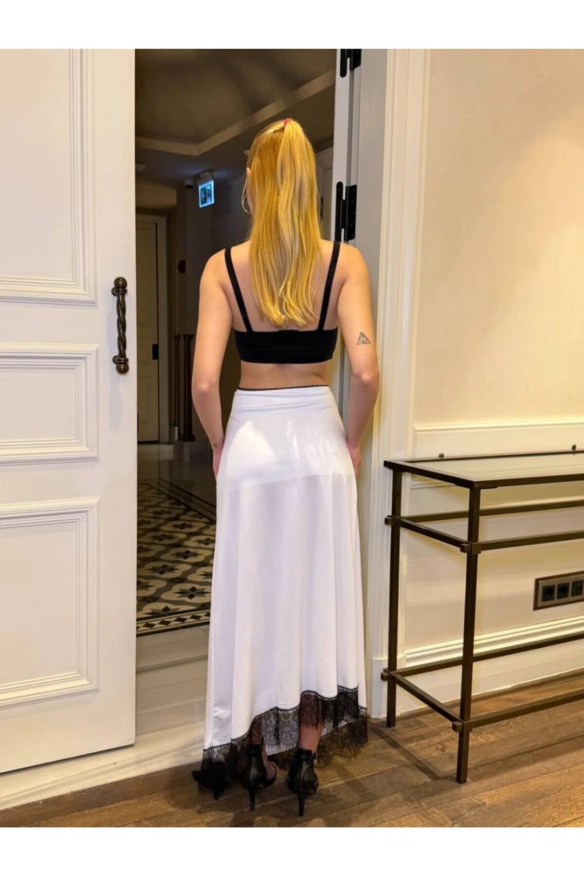 Kadın Sandy Kumaş Dantel Detaylı Yırtmaçlı Uzun Beyaz Etek