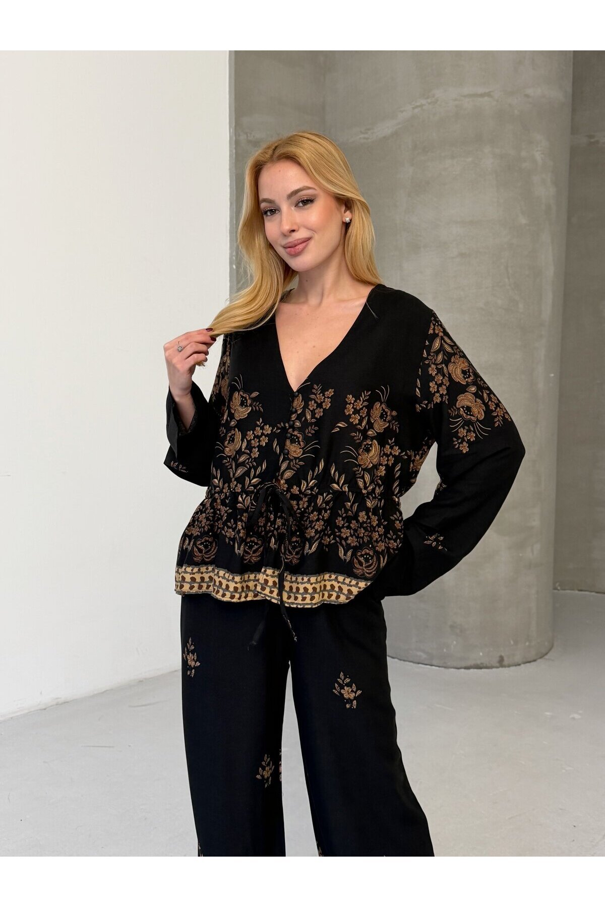 Kadın Viskon Kumaş Desenli V Yaka Kuşaklı Alt Üst Takım Siyah