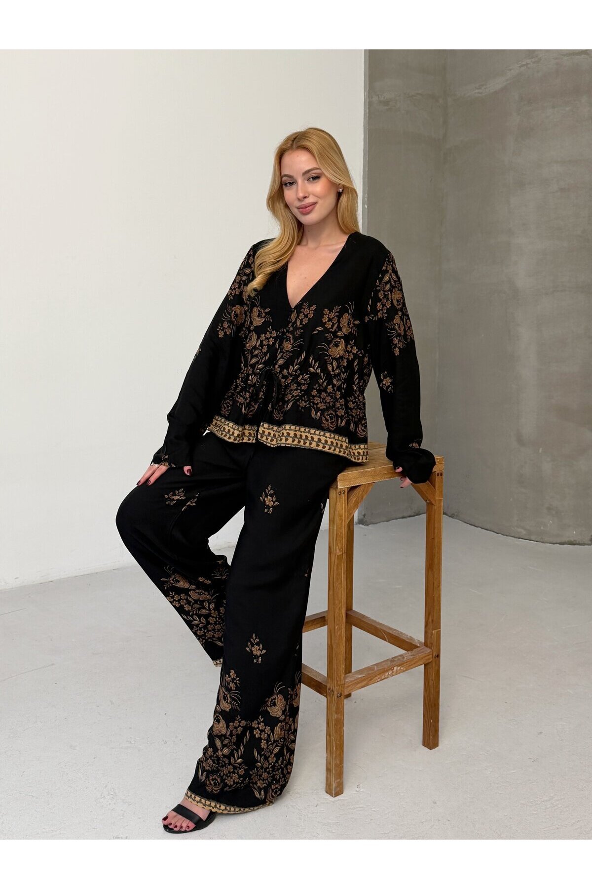 Kadın Viskon Kumaş Desenli V Yaka Kuşaklı Alt Üst Takım Siyah
