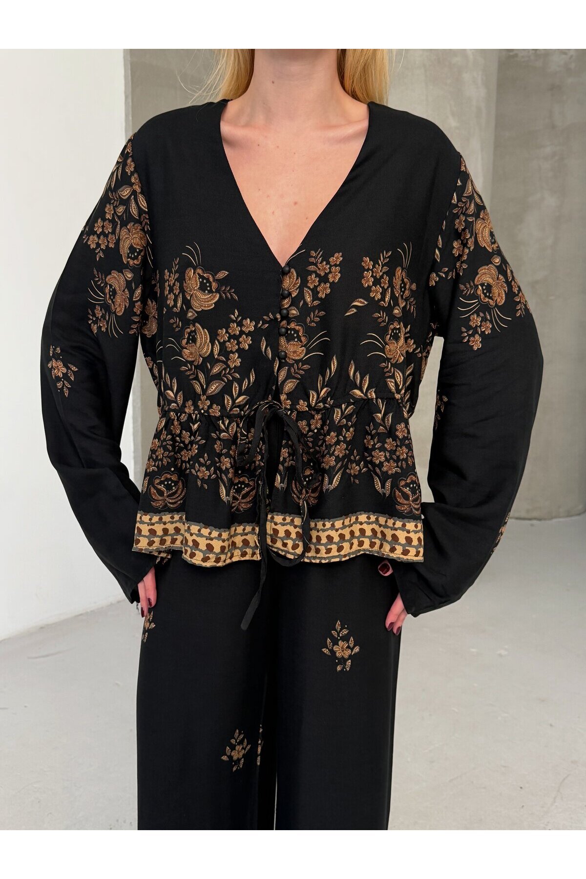Kadın Viskon Kumaş Desenli V Yaka Kuşaklı Alt Üst Takım Siyah