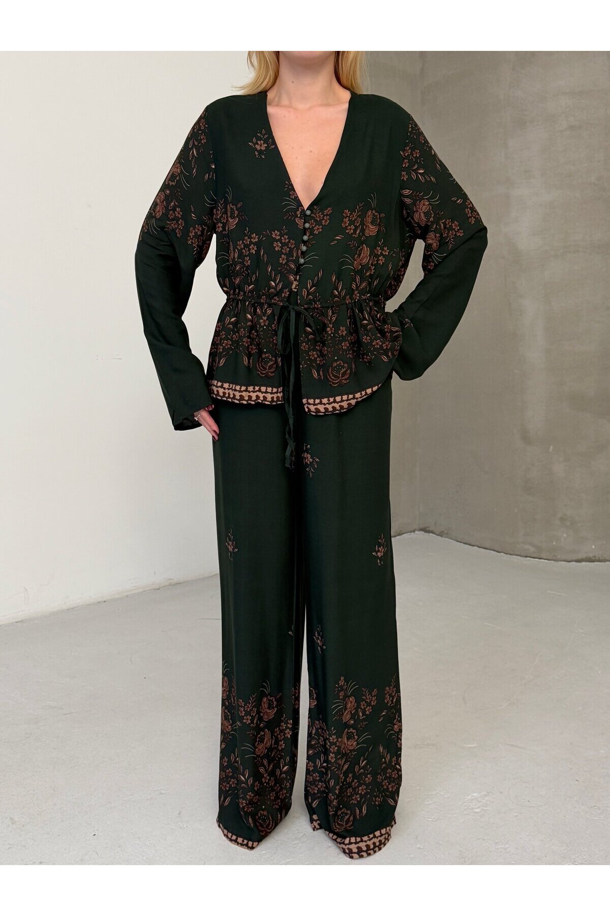 Kadın Viskon Kumaş Desenli V Yaka Kuşaklı Alt Üst Takım Yeşil
