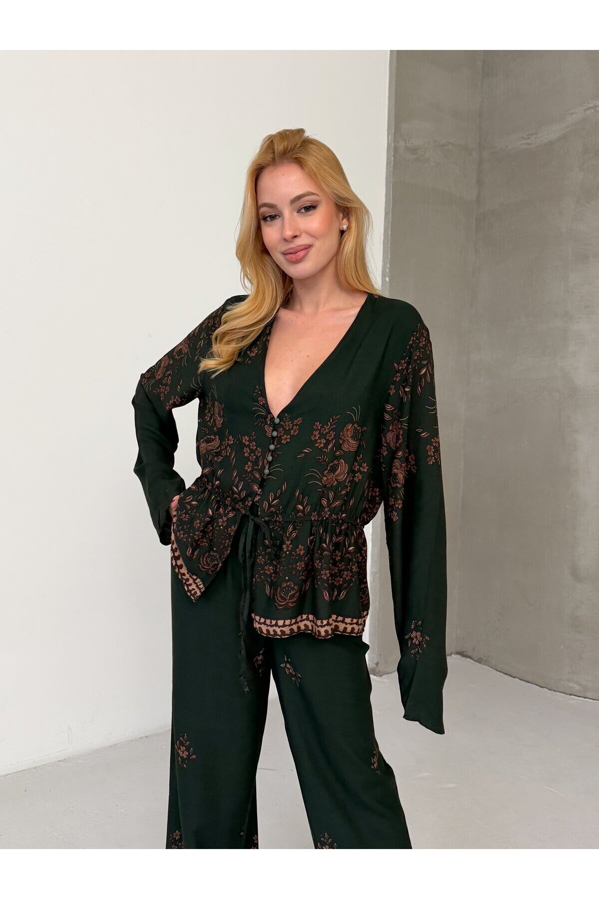 Kadın Viskon Kumaş Desenli V Yaka Kuşaklı Alt Üst Takım Yeşil