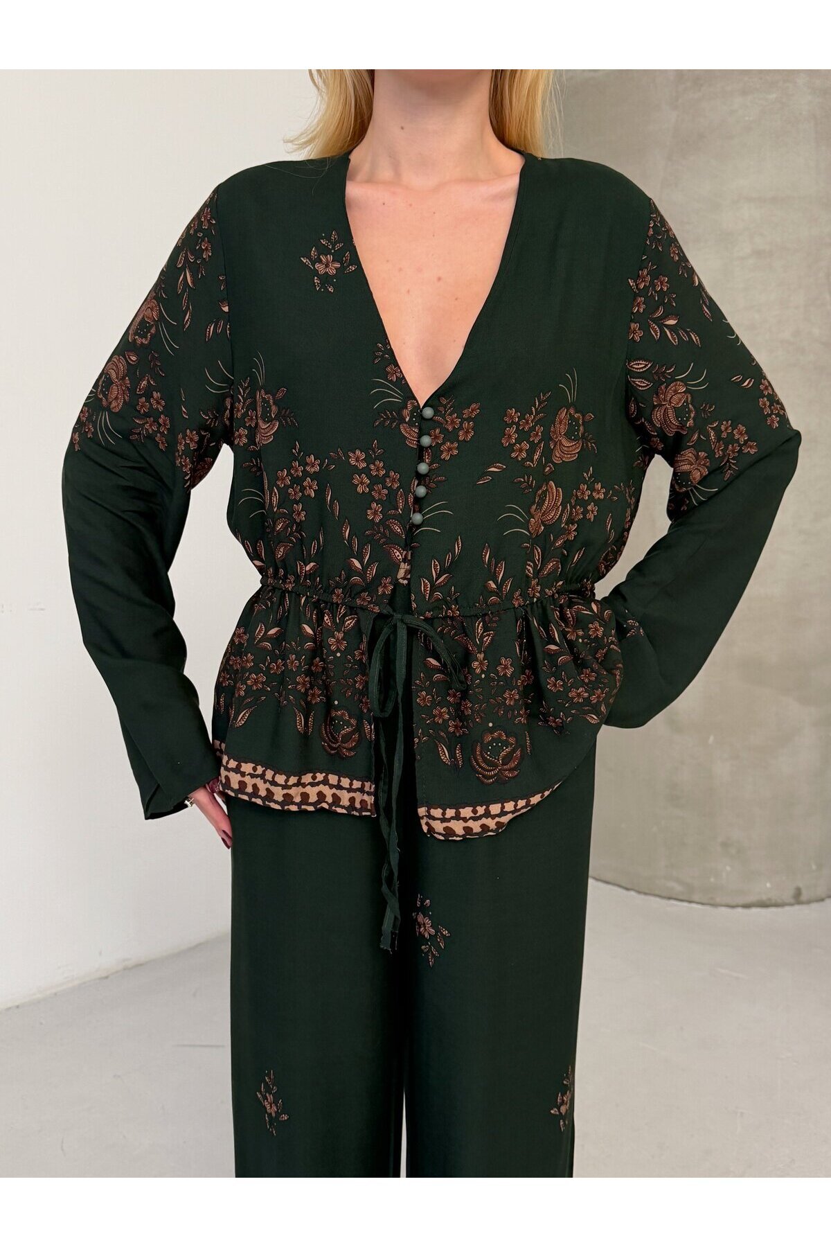 Kadın Viskon Kumaş Desenli V Yaka Kuşaklı Alt Üst Takım Yeşil