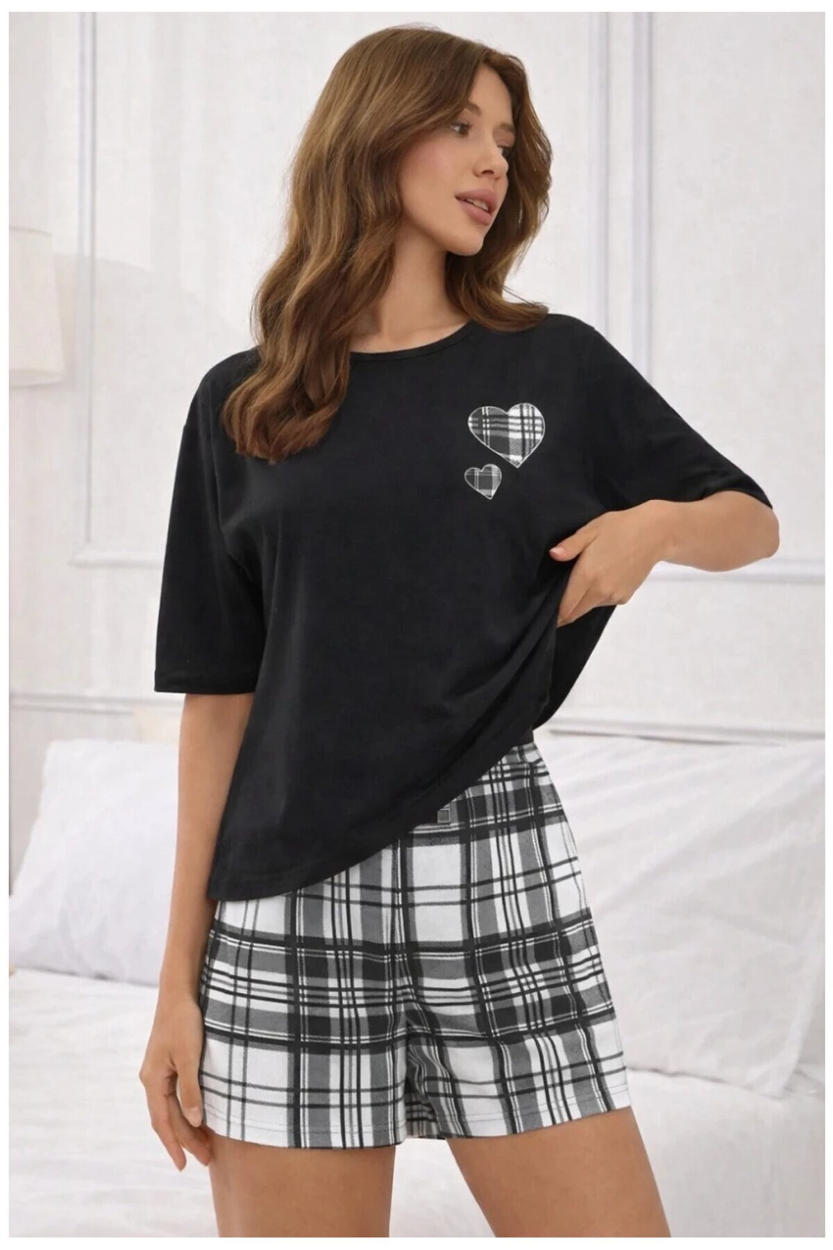 Kalp Baskılı Siyah Tişörtlü Ekose Şortlu Kadın Pijama Takımı